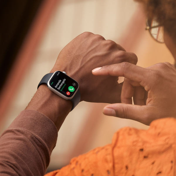 Apple Watch Series 8 GPS + Cellular, 41mm t&auml;hti&shy;valkea alumiinikuori ja urheiluranneke