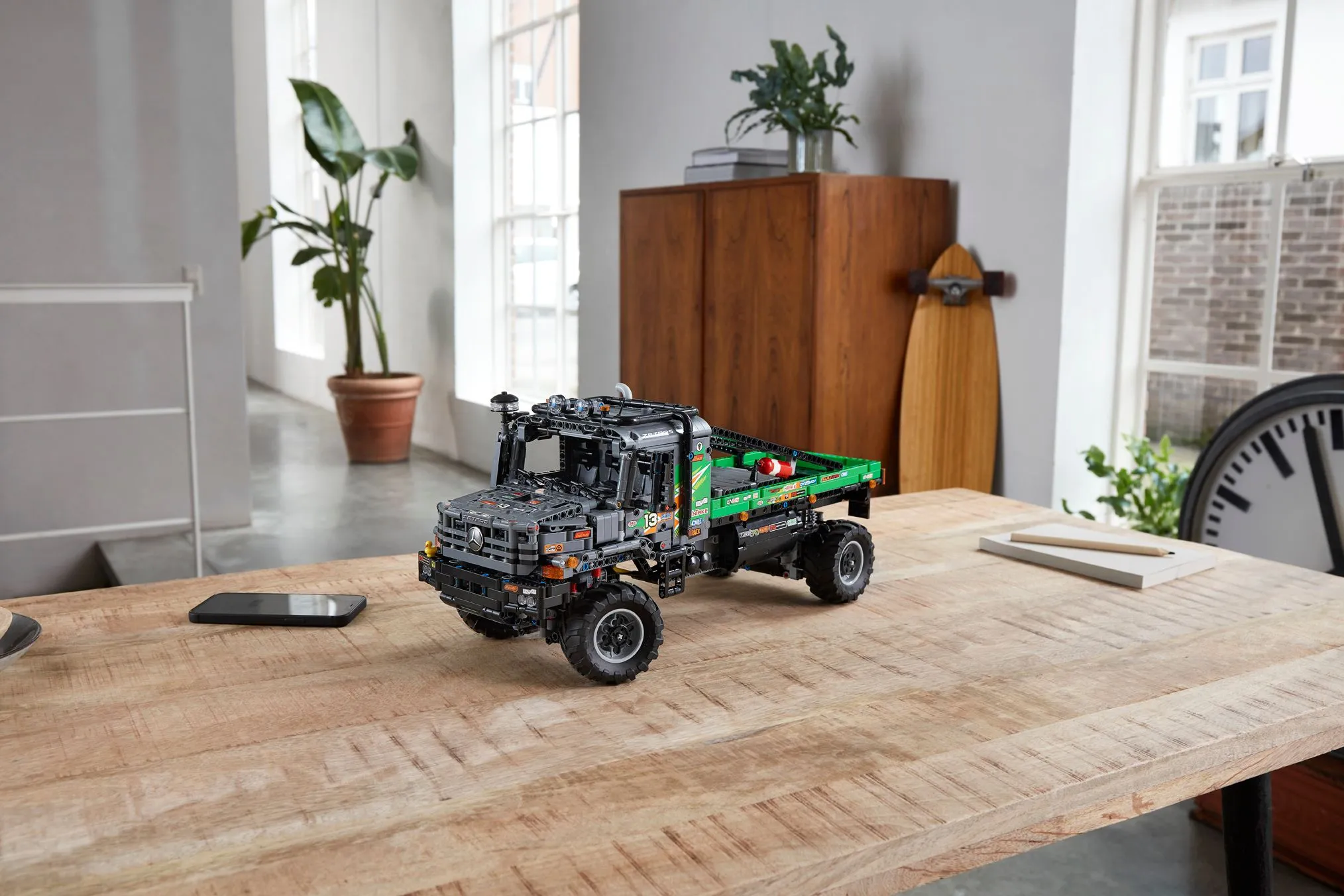 Lego Technic 4x4 Mercedes-Benz Zetros -kuorma-auto 42129