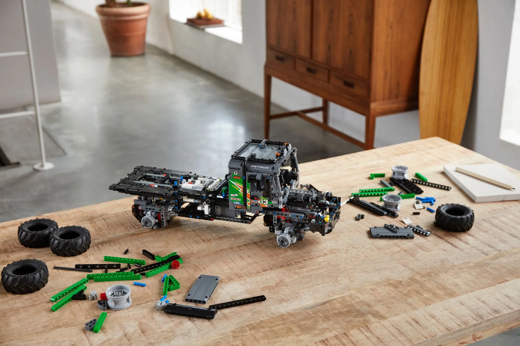 Lego Technic 4x4 Mercedes-Benz Zetros -kuorma-auto 42129