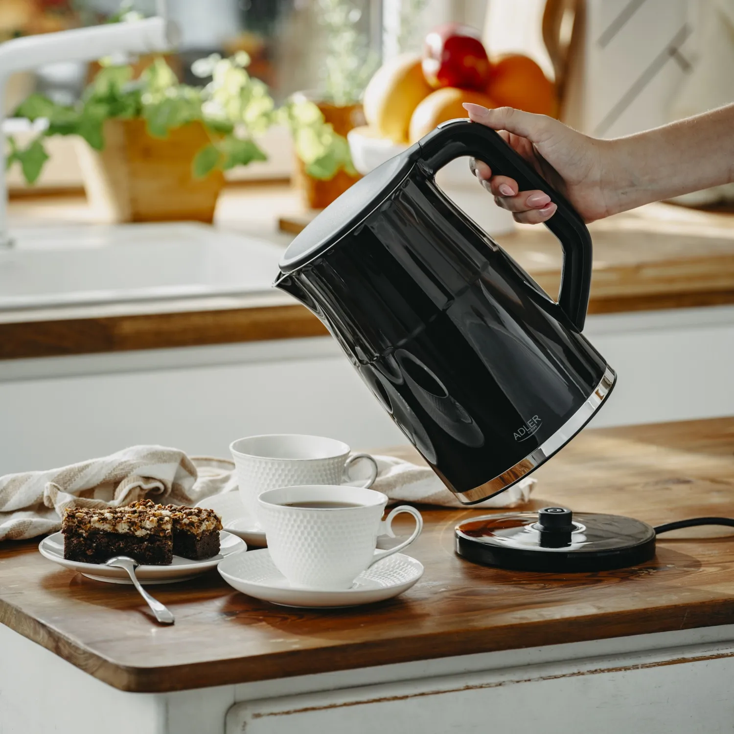 Adler AD 1350 kettle, 1.7L, 2200W, Black
