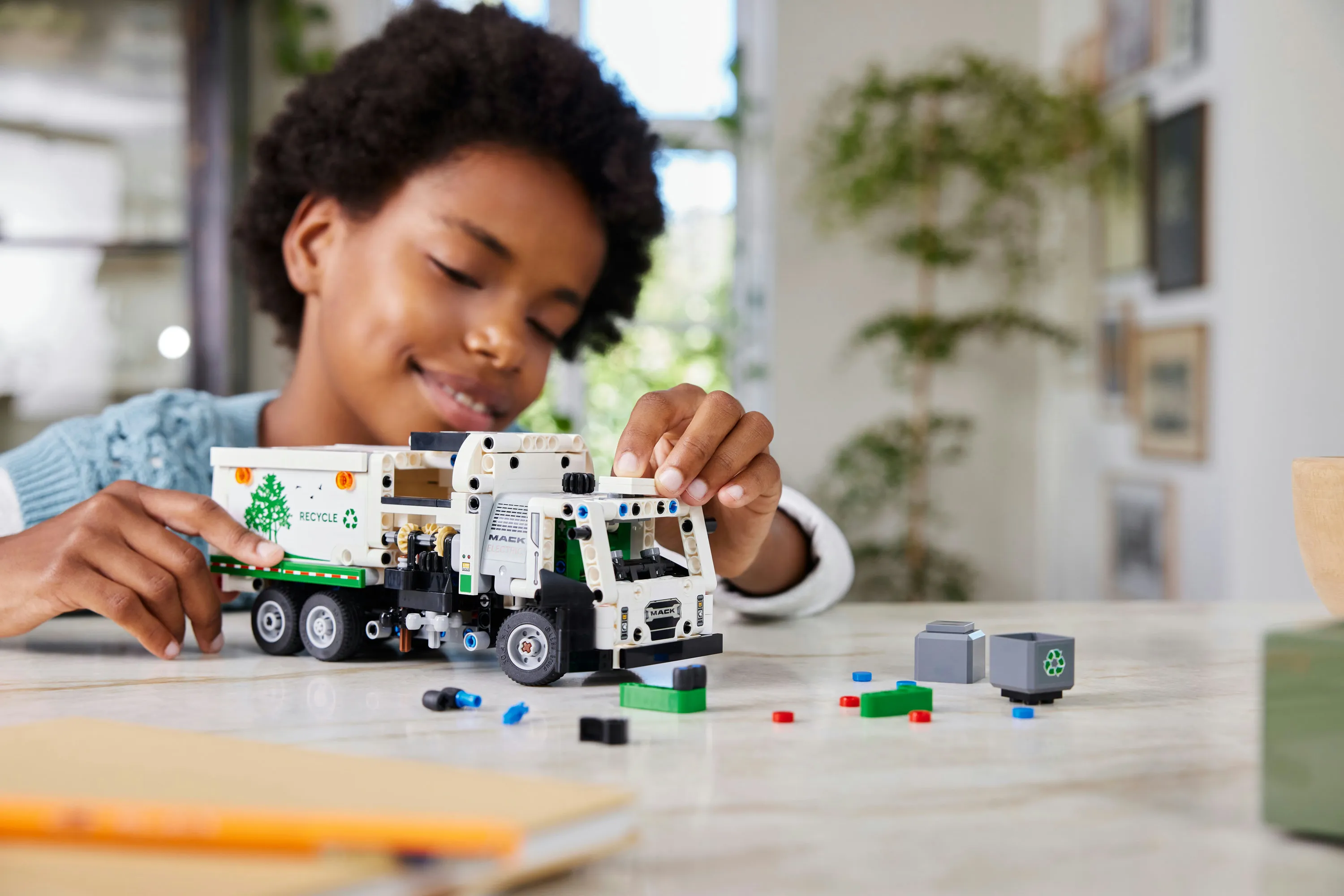 LEGO Technic Mack LR Electric Sopbil 42167