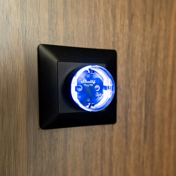 Shelly Plug PM Gen3 &ndash; 16 A, svart, WiFi-ansluten energim&auml;tare som ansluts till ett vanligt eluttag