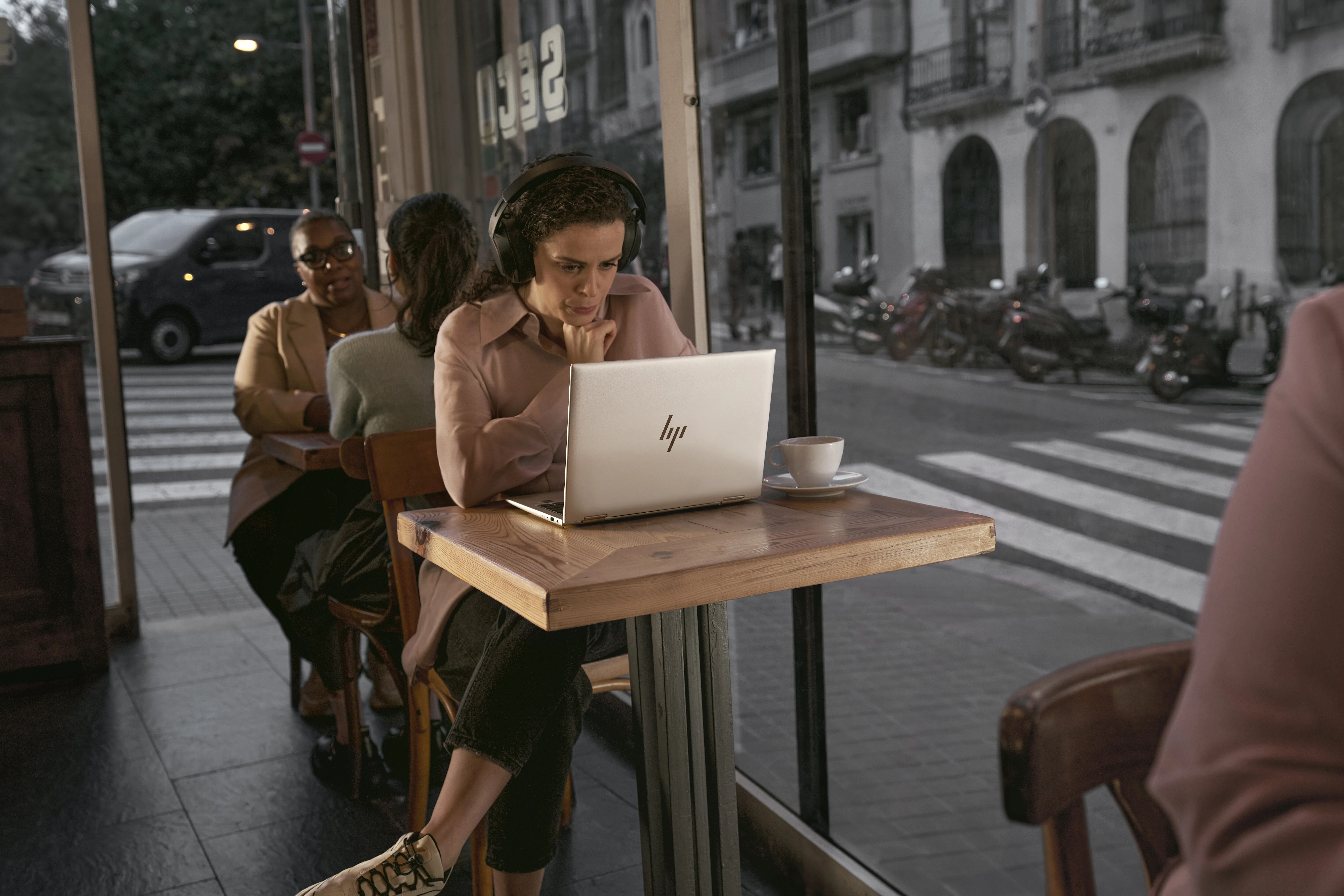 HP EliteBook Ultra G1q. 14&quot; 2.2K Touch. Snapdragon X Elite X1E-78-100, 16 Gt Ram, 1 Tt SSD, Windows 11 Pro -kannettava