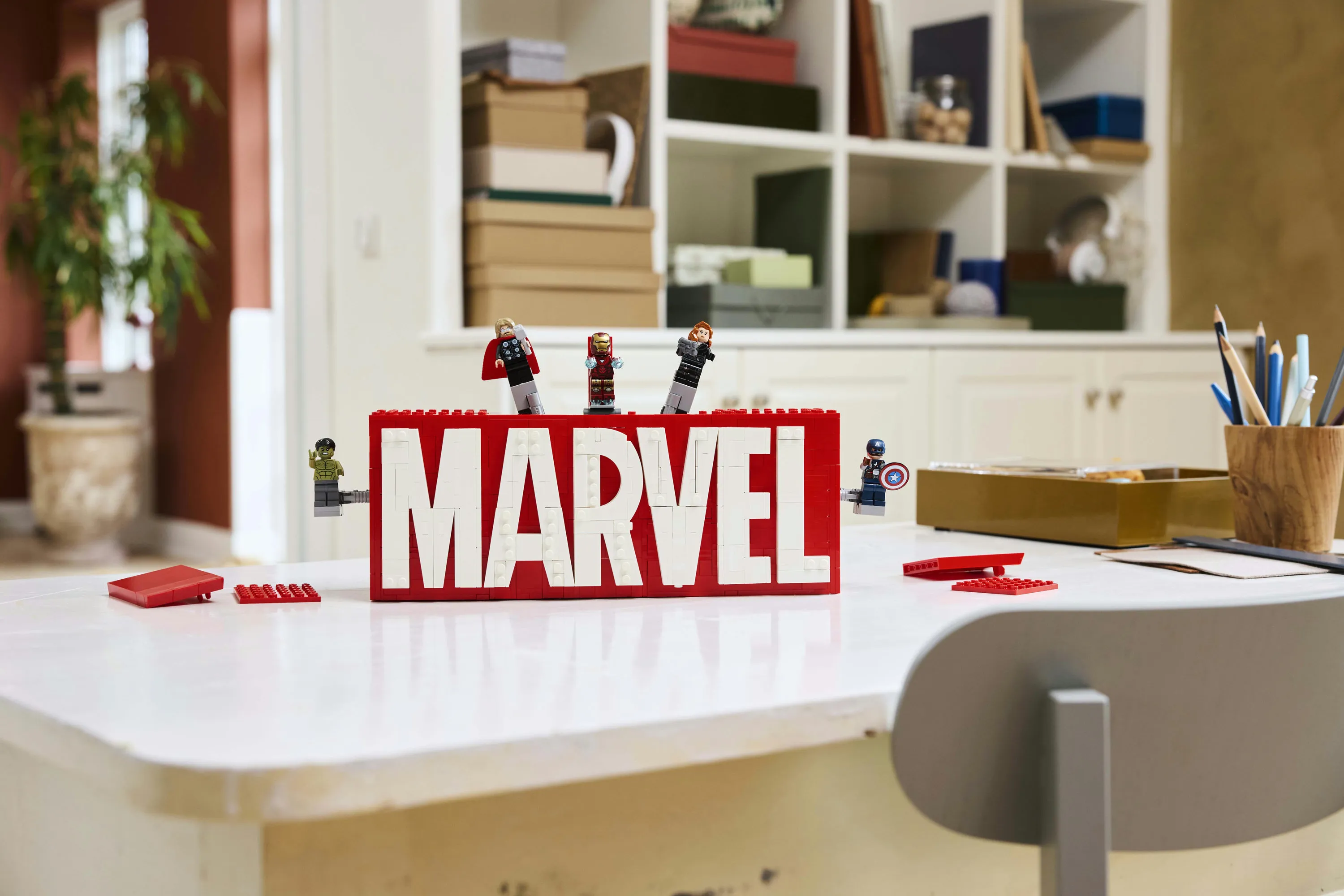 LEGO Marvel MARVEL logo and minifigures 76313