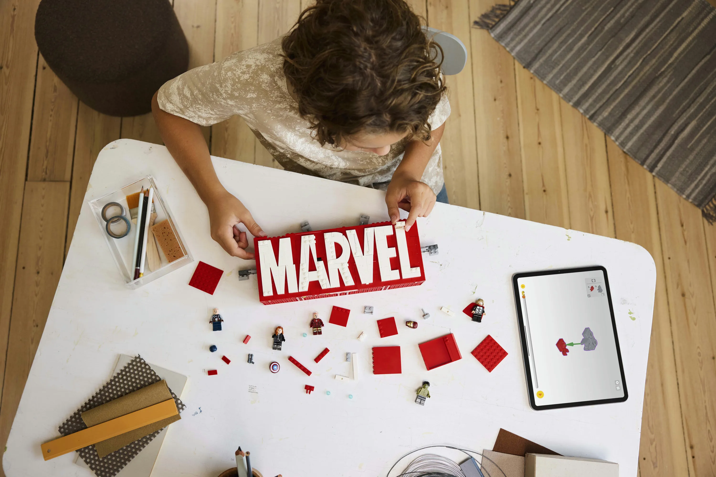 LEGO Marvel MARVEL logo and minifigures 76313