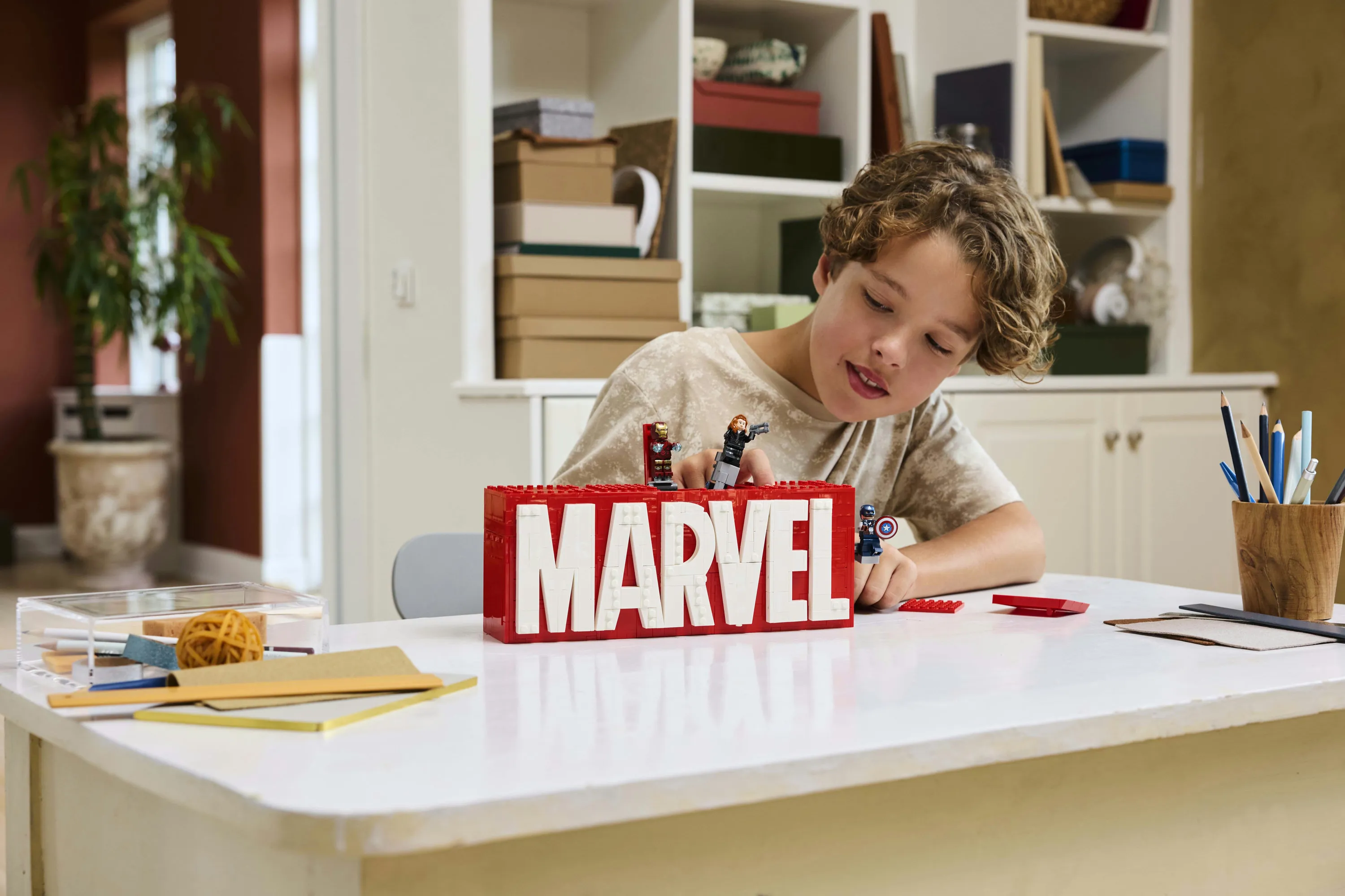 LEGO Marvel MARVEL logo and minifigures 76313