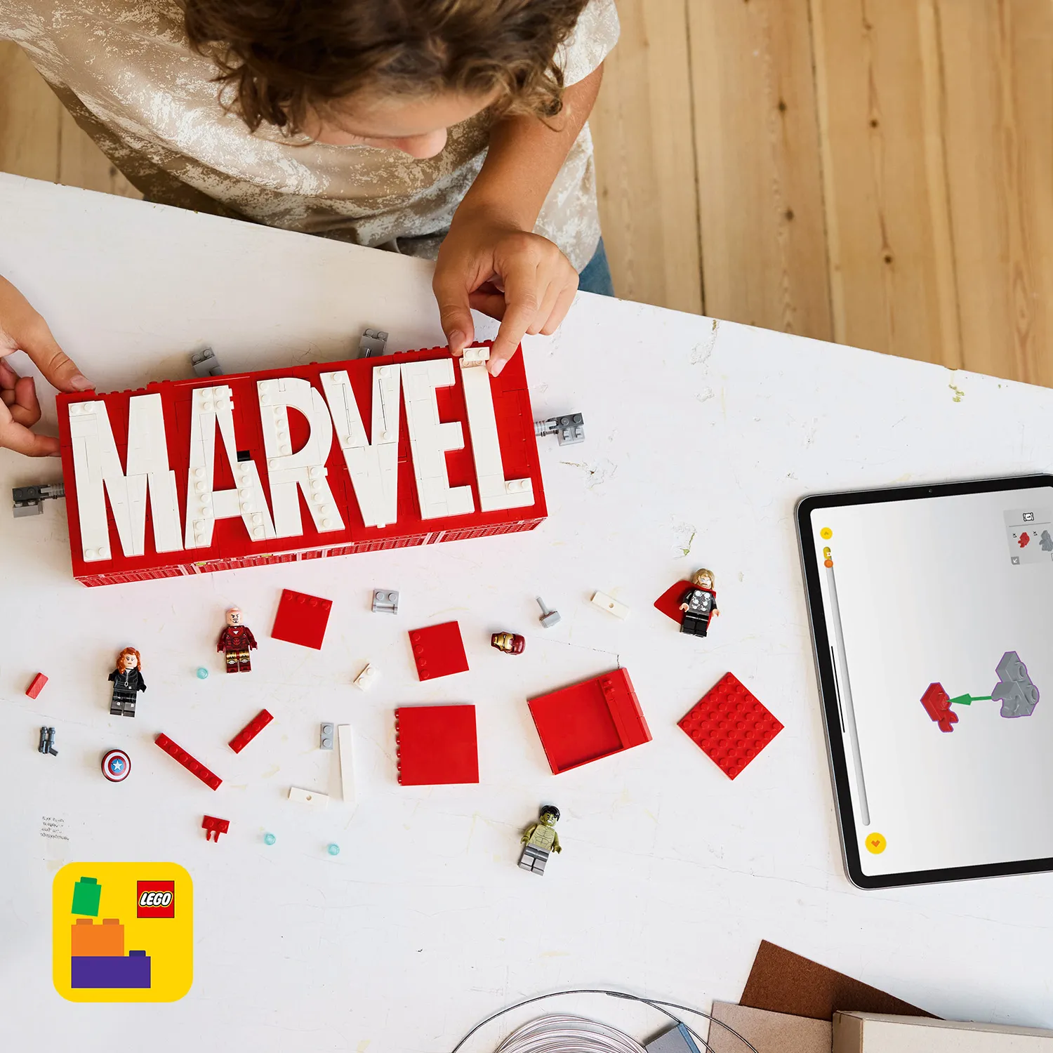LEGO Marvel MARVEL logo and minifigures 76313
