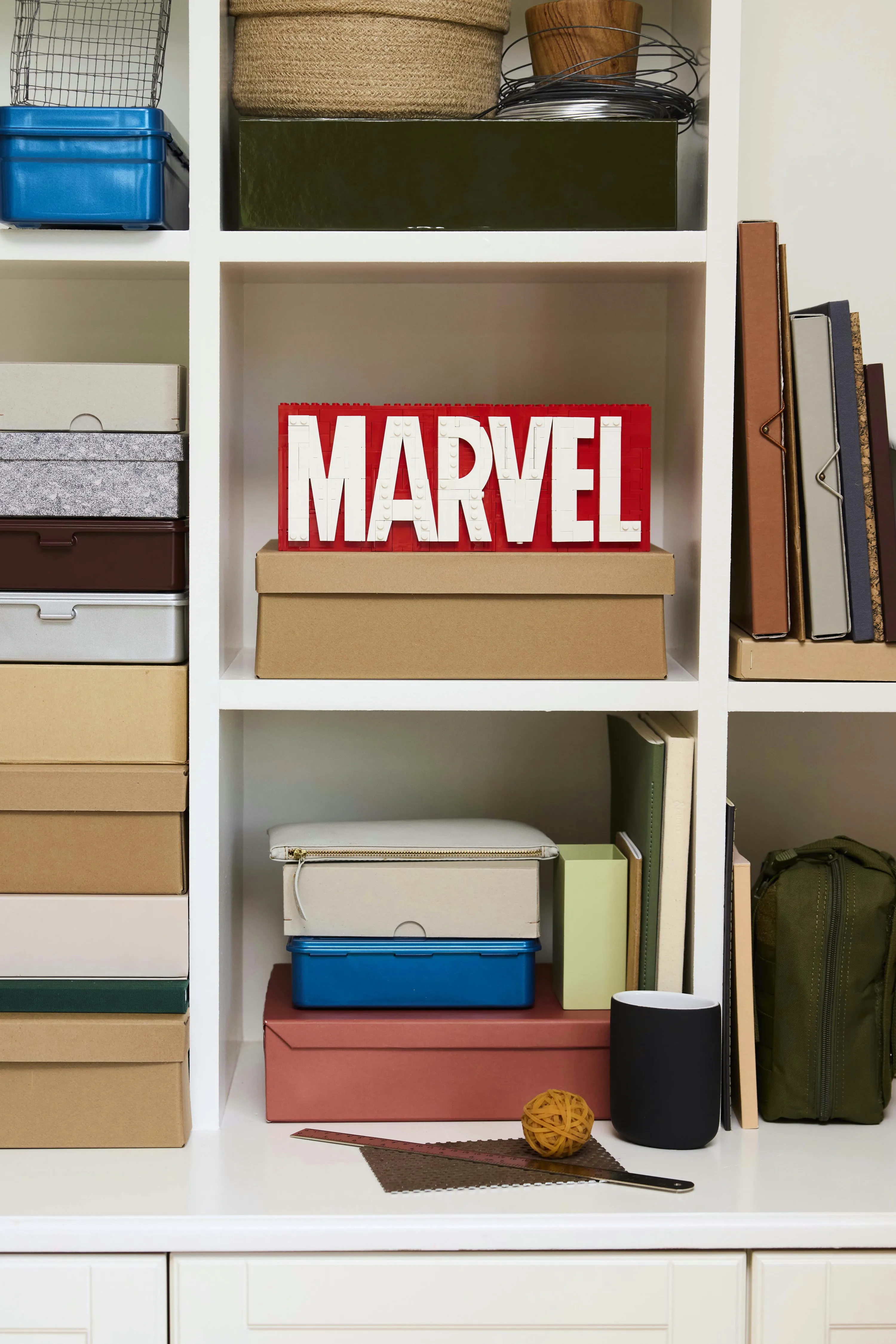LEGO Marvel MARVEL logo and minifigures 76313