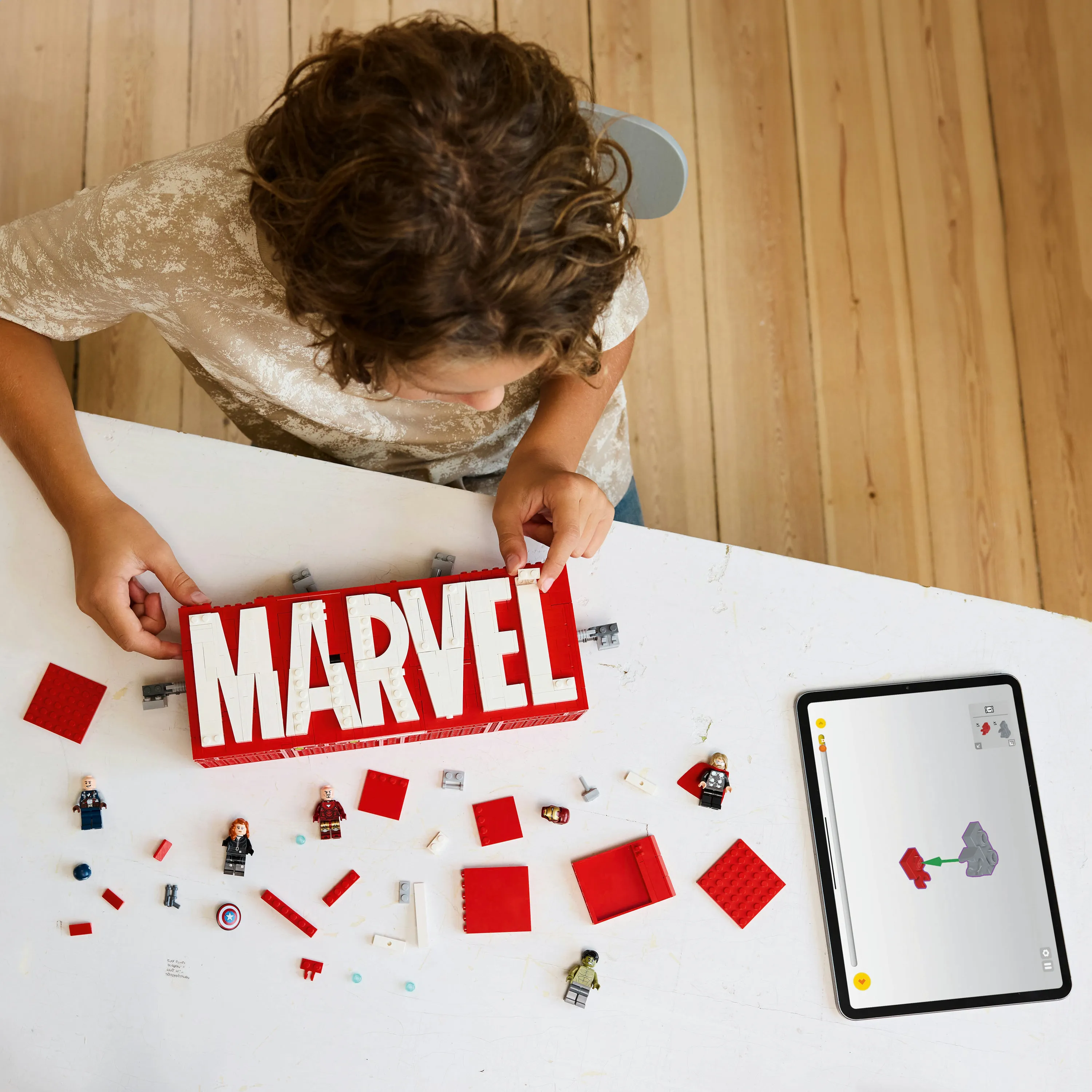 LEGO Marvel MARVEL logo and minifigures 76313