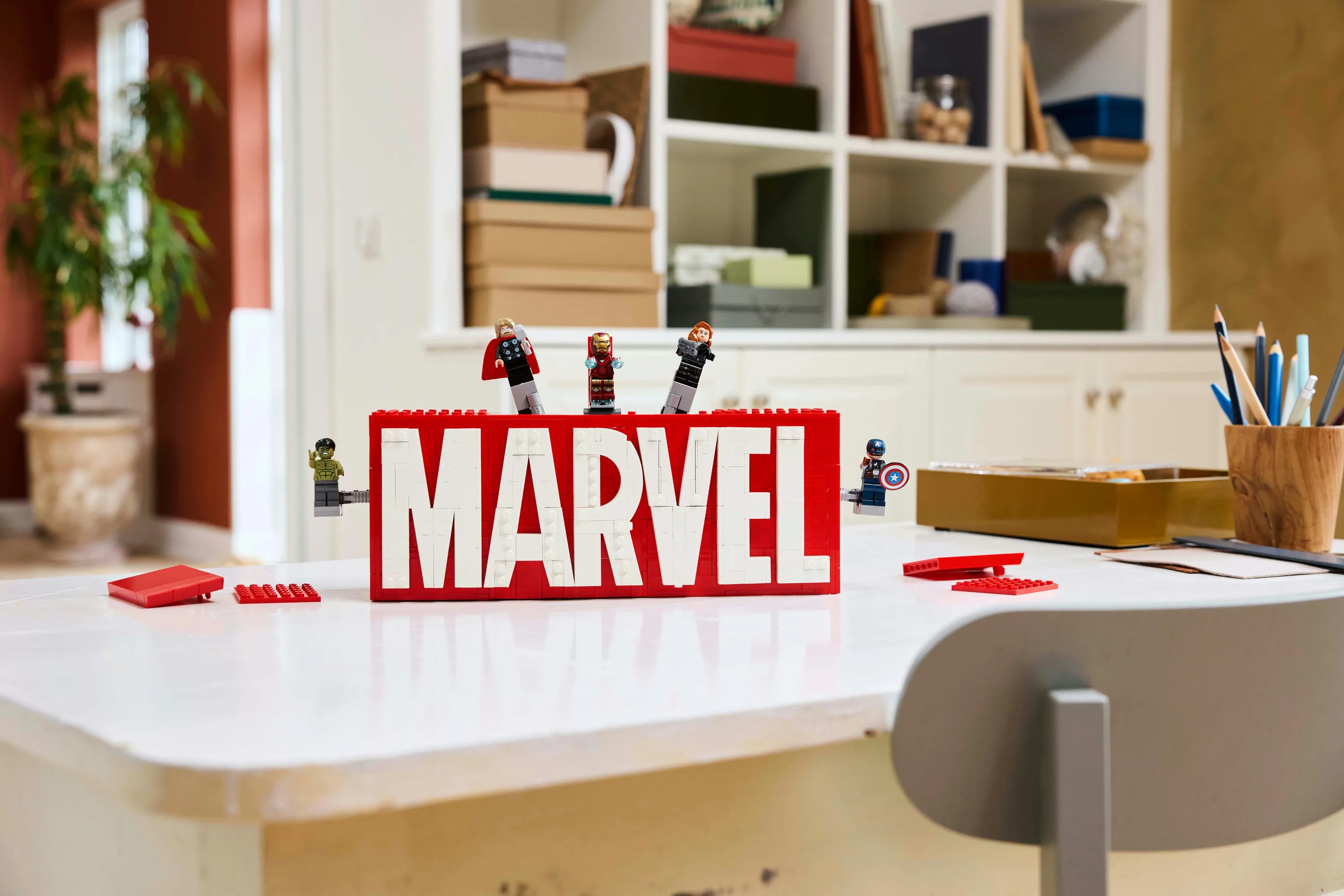 LEGO Marvel MARVEL Logo and Minifigures 76313