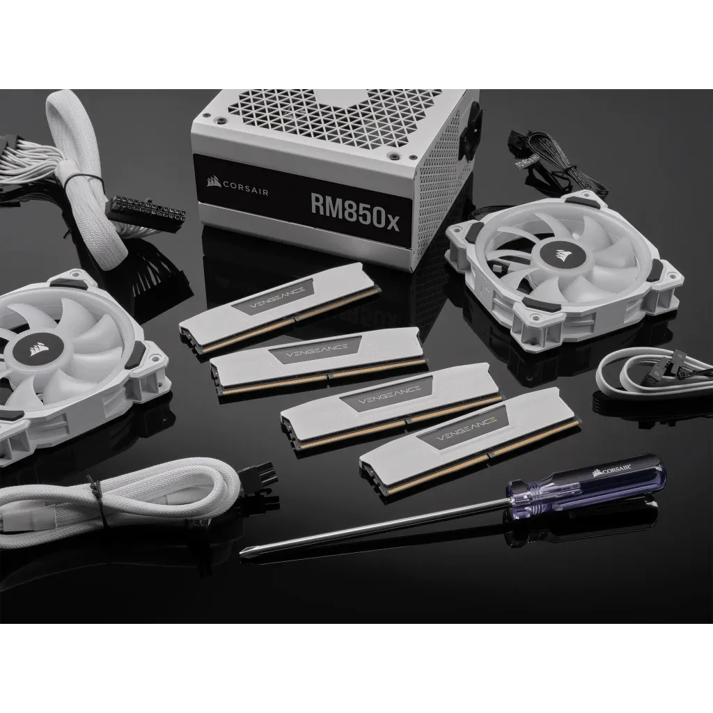 Corsair VENGEANCE RGB 32 Gt (2 x 16 Gt) DDR5 5600 MHz, CL40 -muisti, valkoinen (XMP)