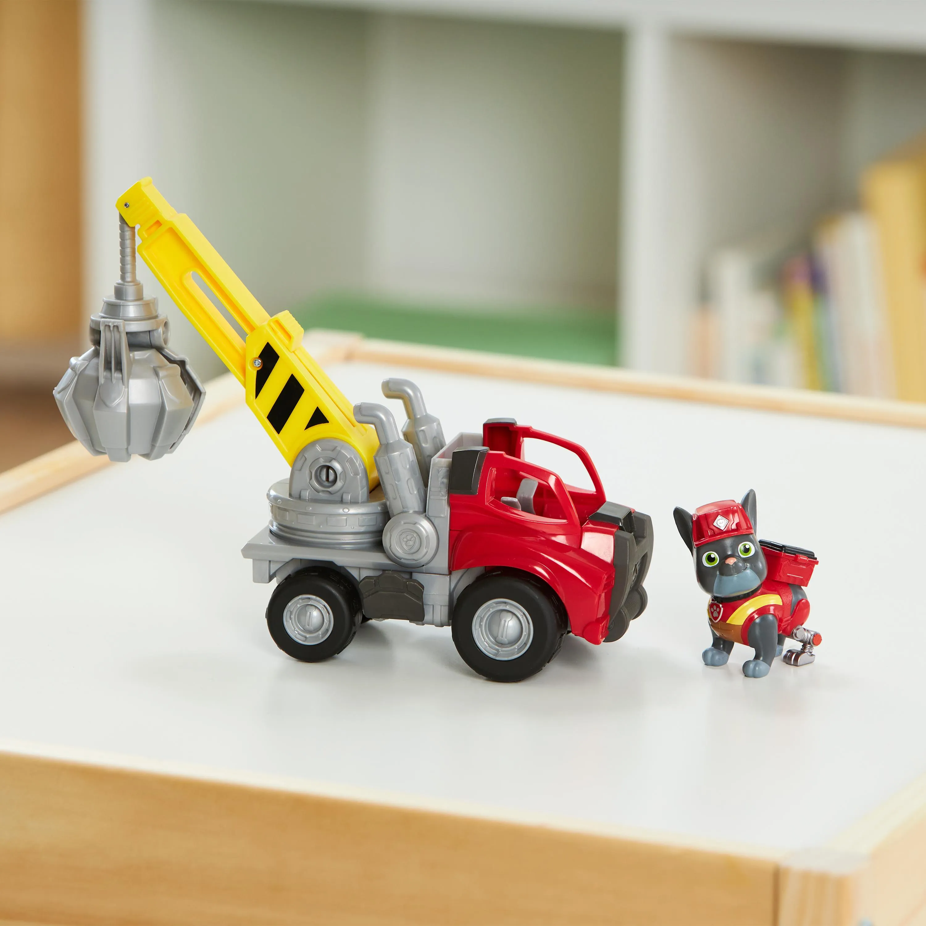 Spin Master Rubble &amp; Crew - Crane Construction Vehicle with Charger Figure, Toy Vehicle
