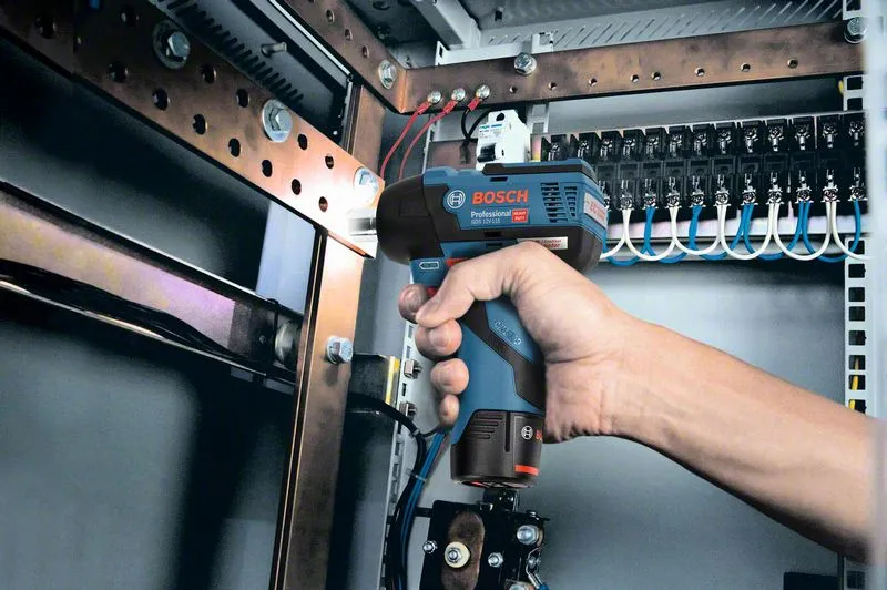 Bosch GDS 12V-115 Hiiliharjaton akkutoiminen mutterinv&auml;&auml;nnin 12 Volttia 3/8 Tuumaa, 2 x 3,0 Ampeeritunnin akkua, laturi, L-BOXX (Musta, Sininen, Punainen)
