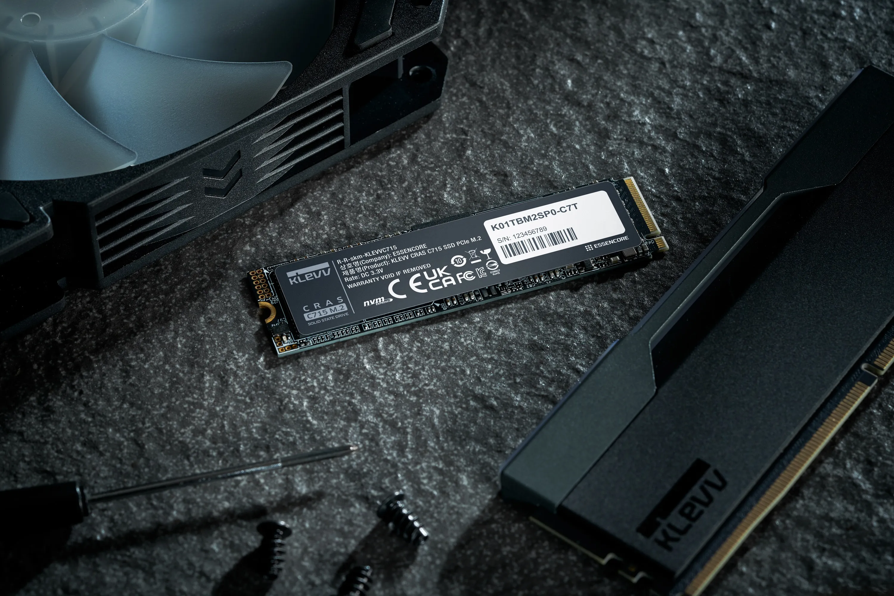 KLEVV CRAS C715 256 GB M.2 2280 PCIe 3.0 x4 NVMe SSD