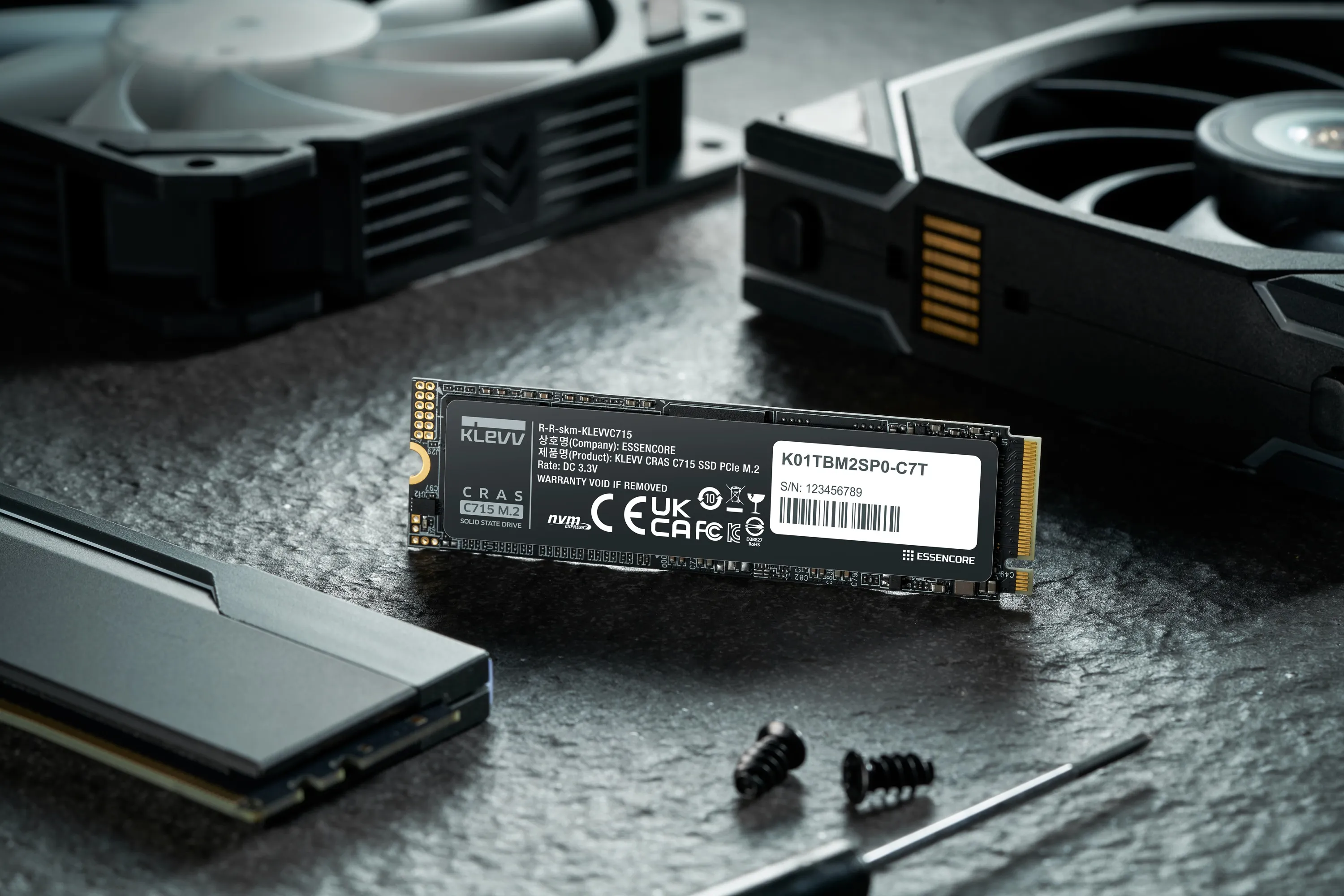 KLEVV CRAS C715 256 GB M.2 2280 PCIe 3.0 x4 NVMe SSD