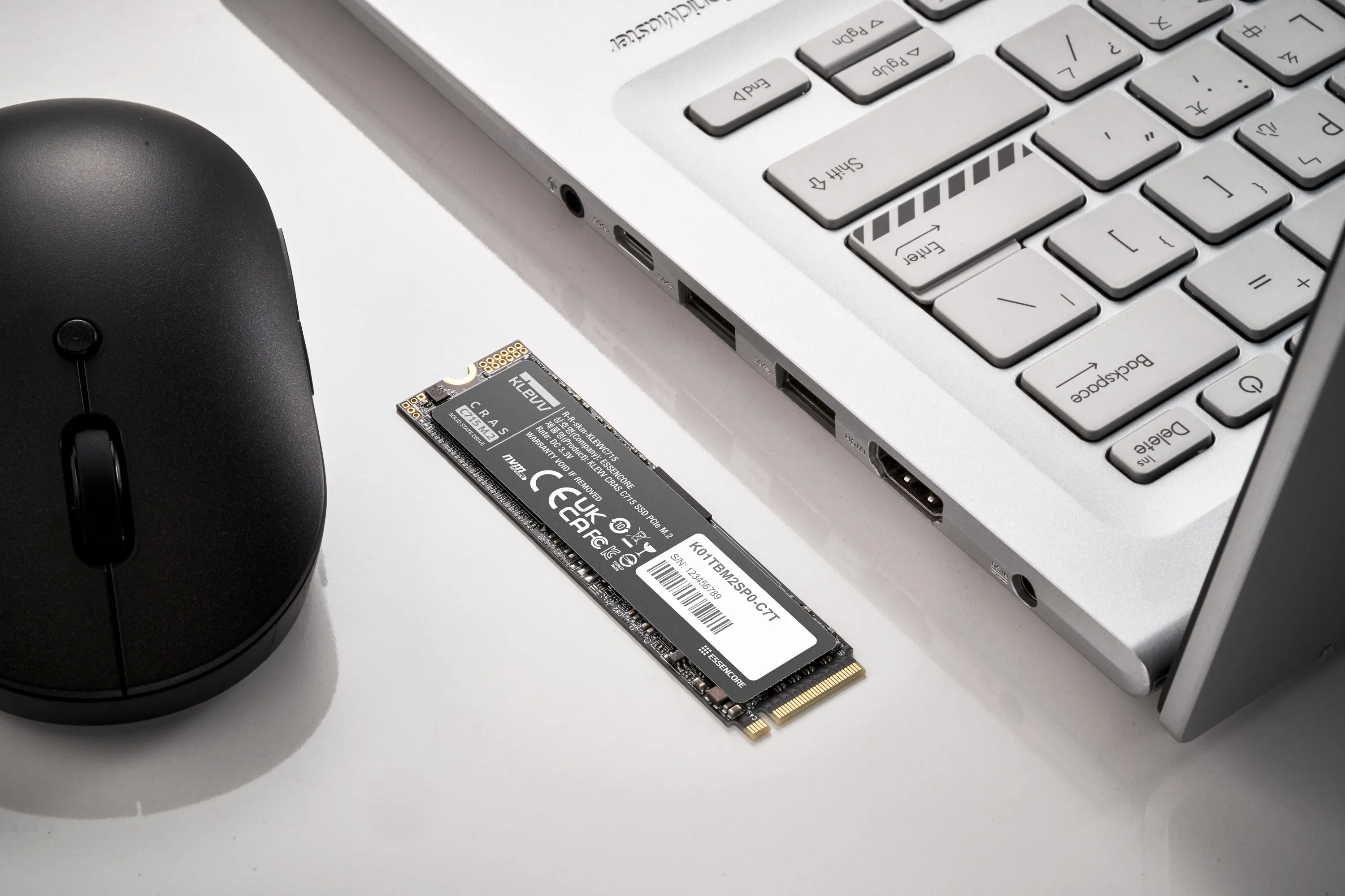 KLEVV CRAS C715 256 GB M.2 2280 PCIe 3.0 x4 NVMe SSD