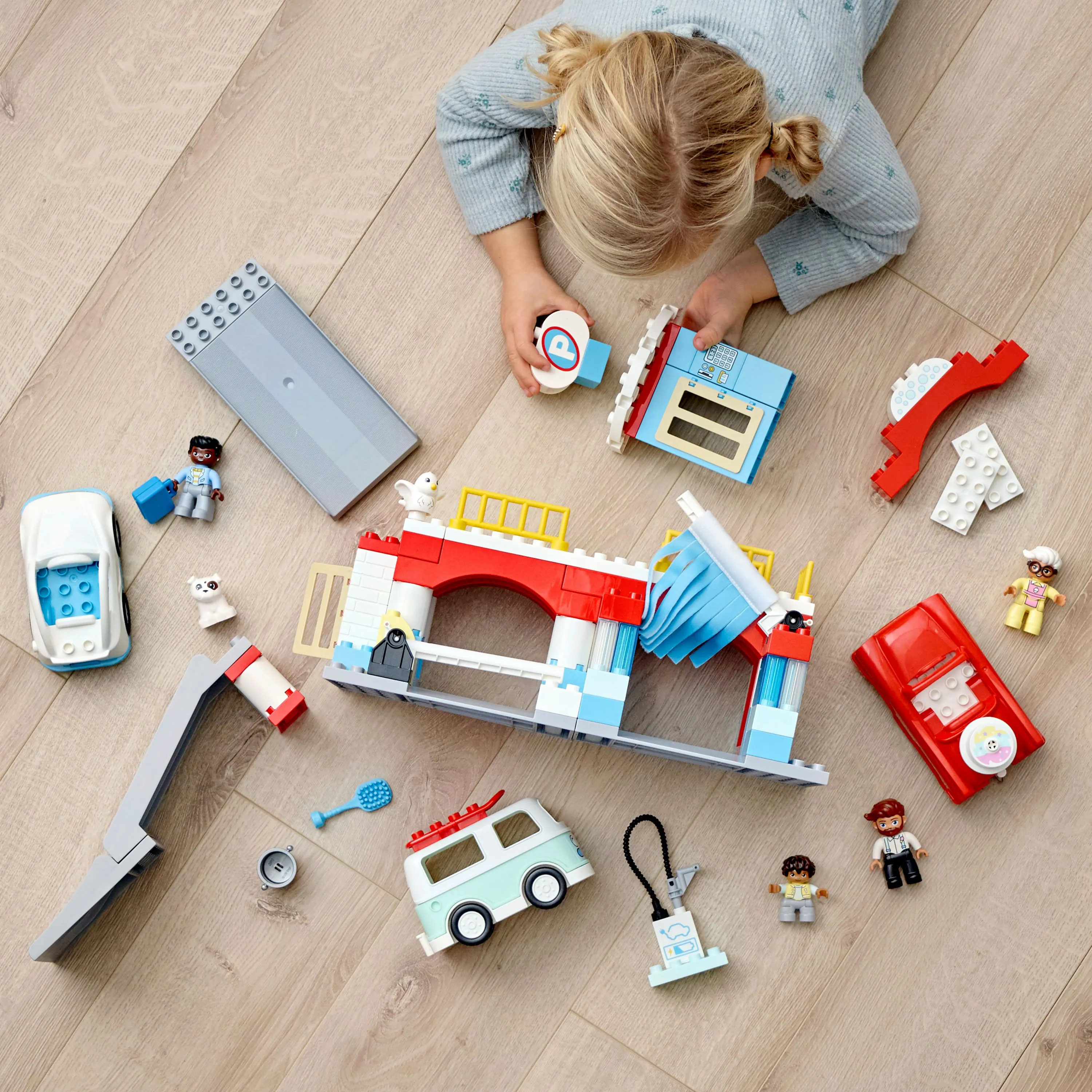 Lego Duplo parking garage with car wash 10948