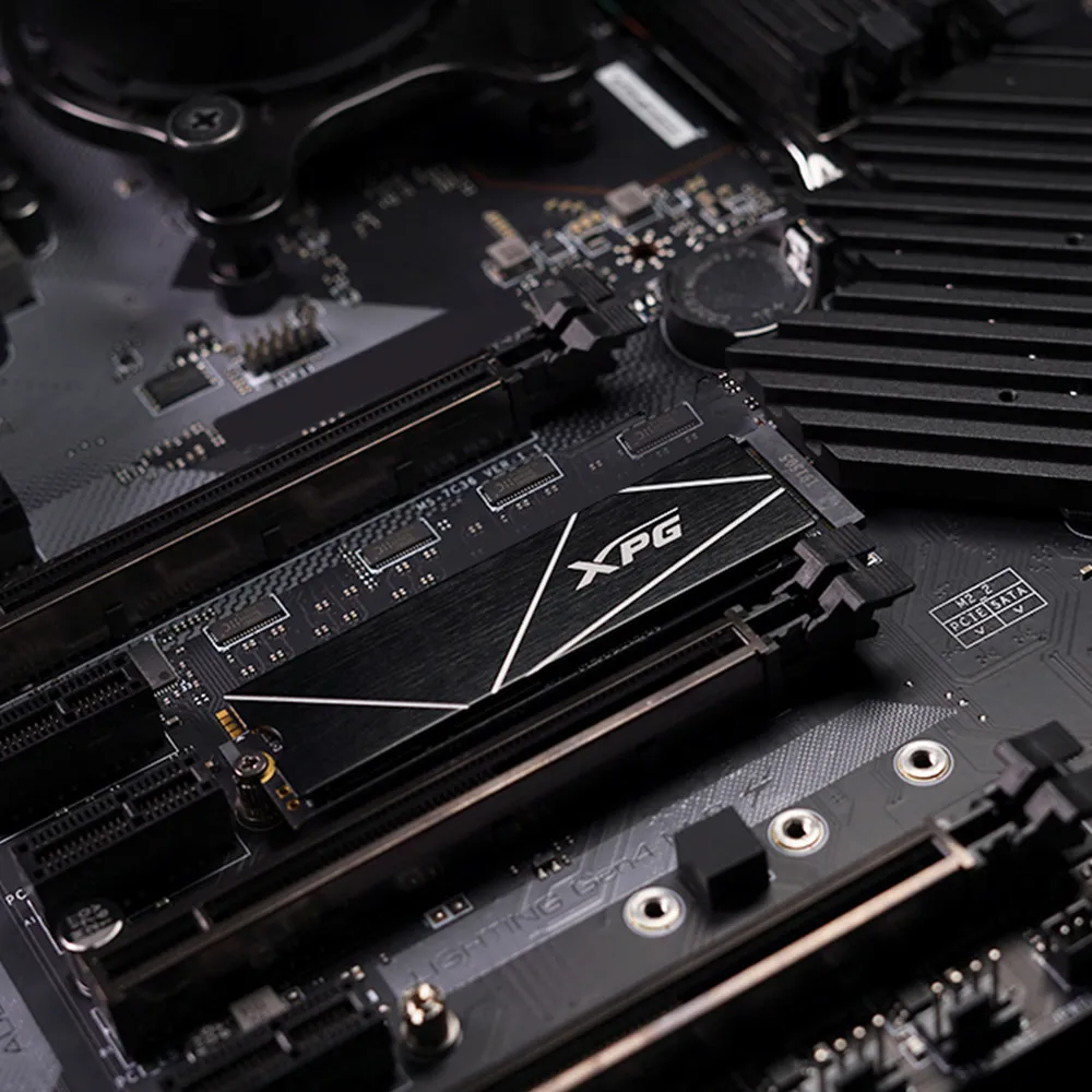 ADATA 4 TB, PCIe 4.0, M.2 -SSD-levy