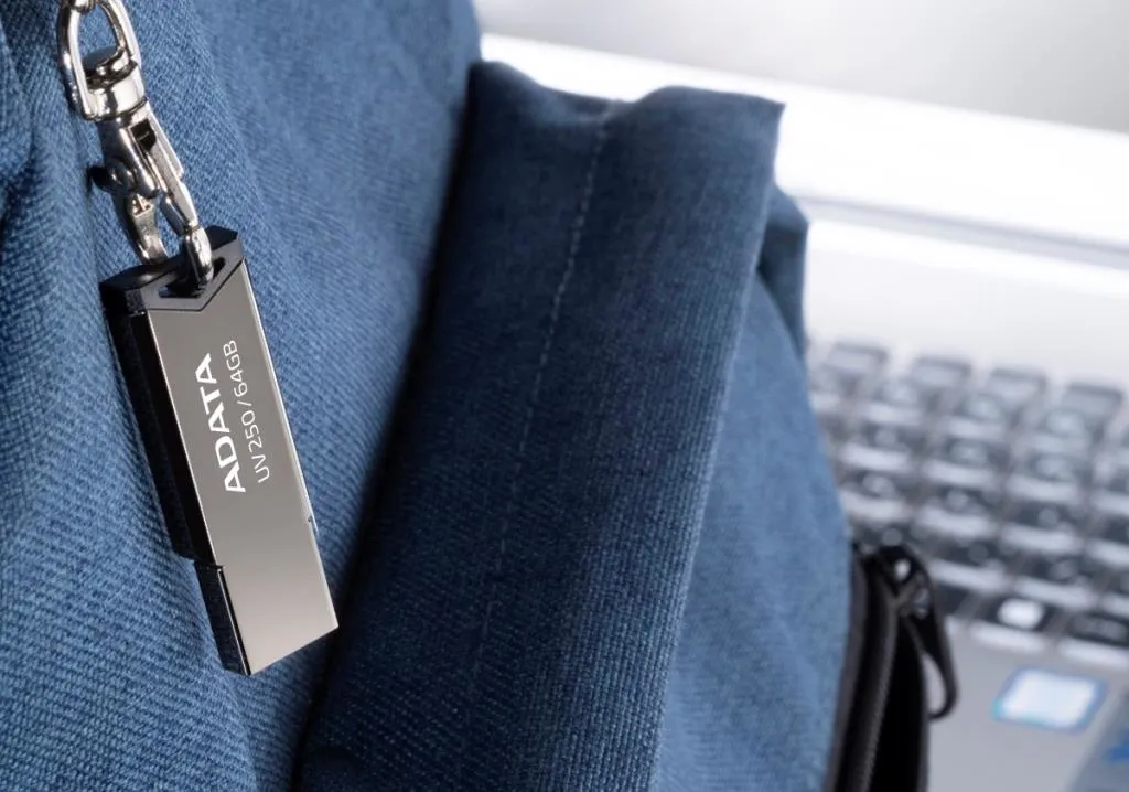 A-DATA UV250 USB 2.0 32 Gt -muistitikku, hopea