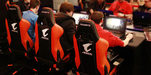 Gigabyte Aorus AGC300 pelituoli - Musta Oranssi
