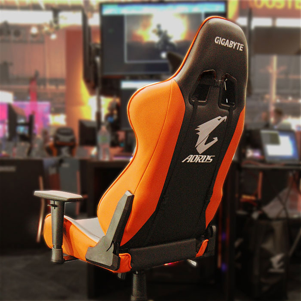 Gigabyte Aorus AGC300 pelituoli - Musta Oranssi