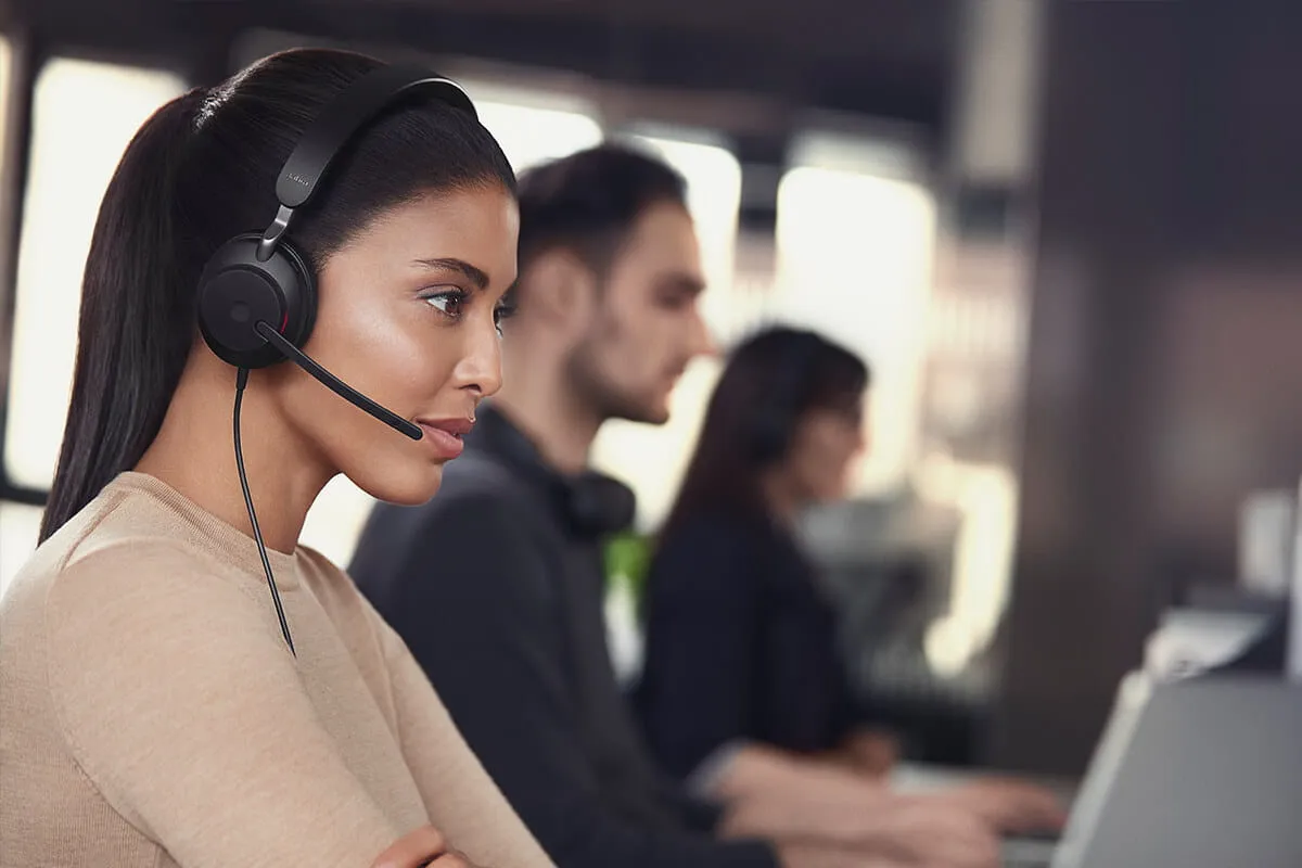 Jabra Evolve2 40 SE UC -kuulokemikrofoni + USB-A/C-sovittimet, musta
