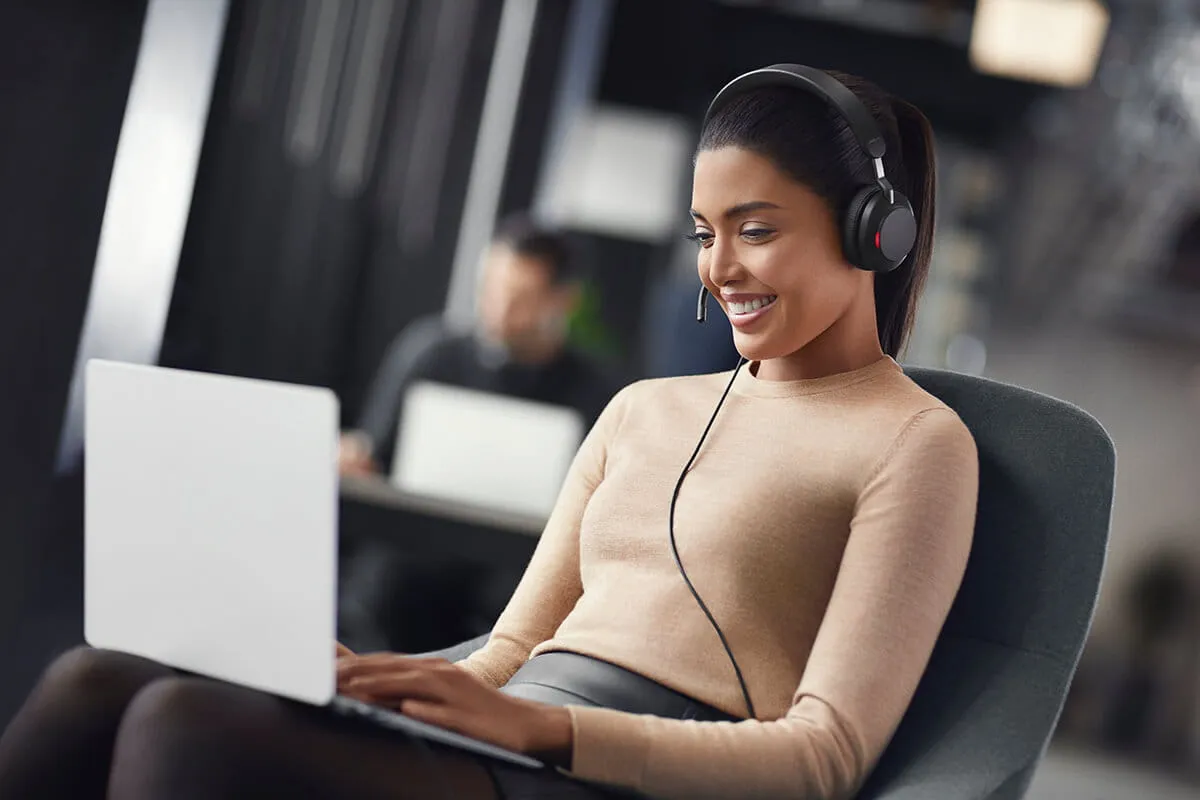 Jabra Evolve2 40 SE UC -kuulokemikrofoni + USB-A/C-sovittimet, musta