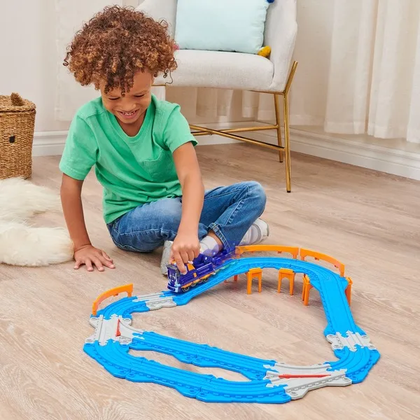 Spin Master Mighty Express Track Set with Push-and-Go Train Mechanic Milo Toy Vehicle