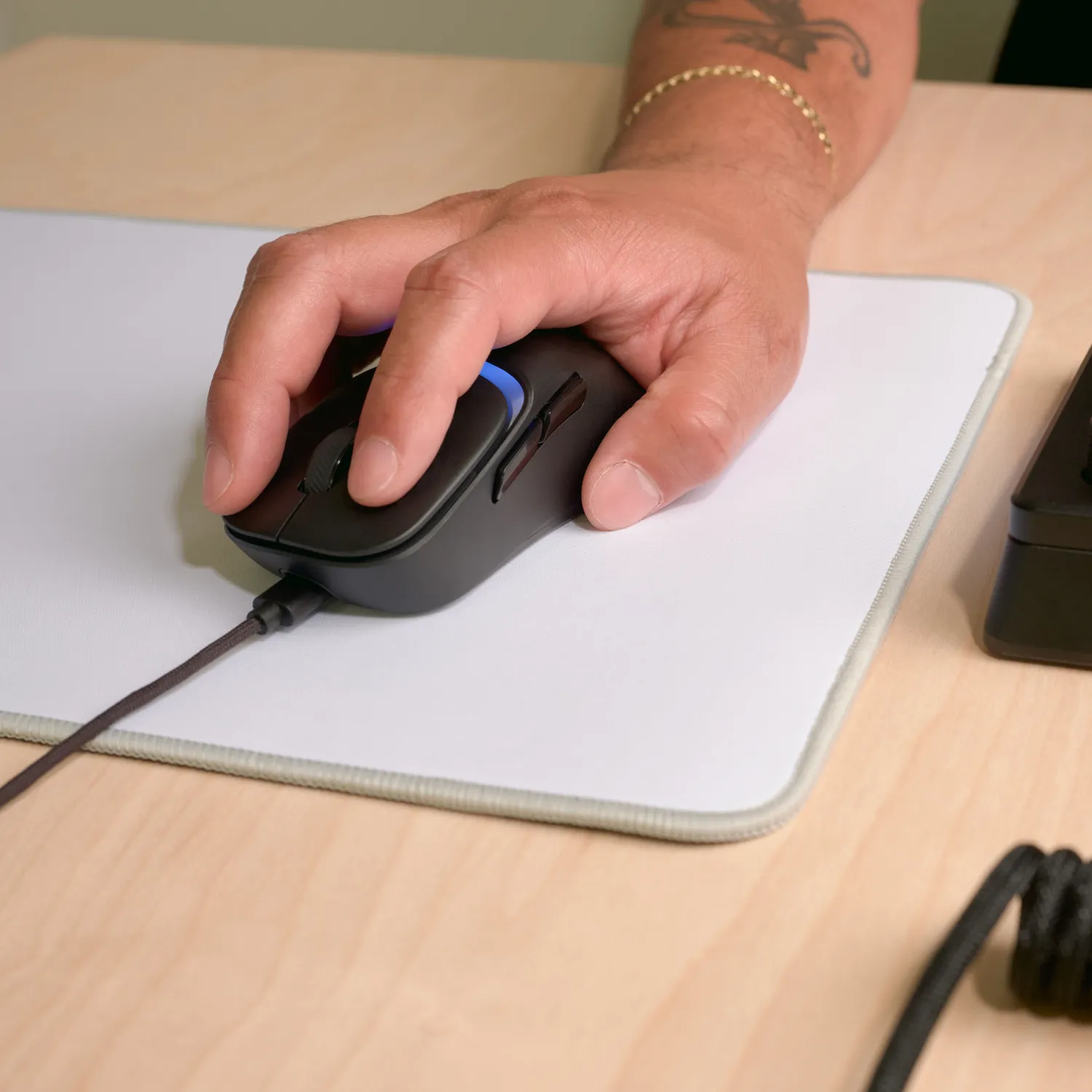 GLORIOUS Model D3 -langallinen pelihiiri, musta