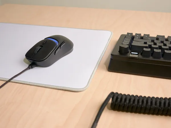 GLORIOUS Model D3 -langallinen pelihiiri, musta