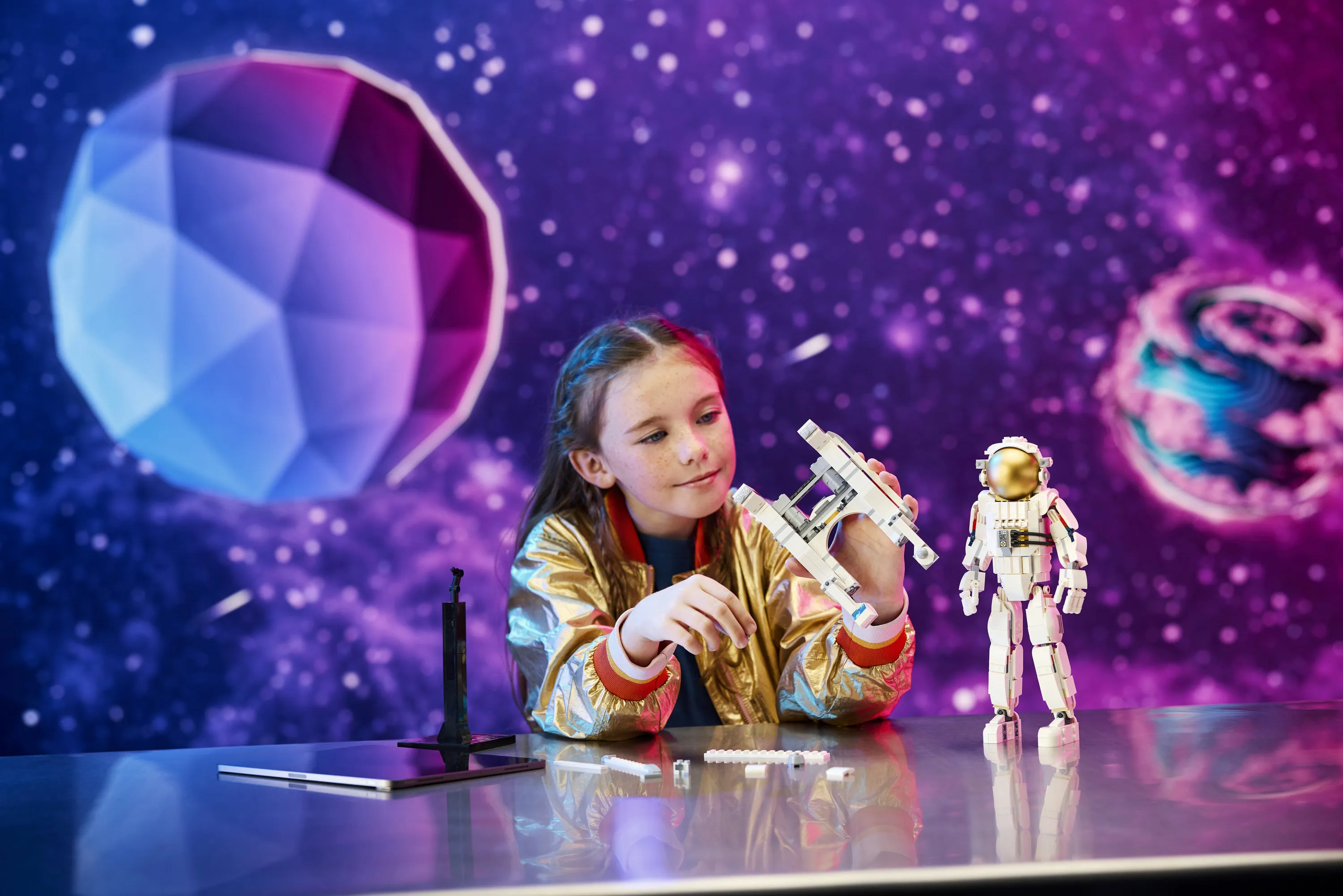LEGO Creator 3-in-1 Astronaut in Space 31152