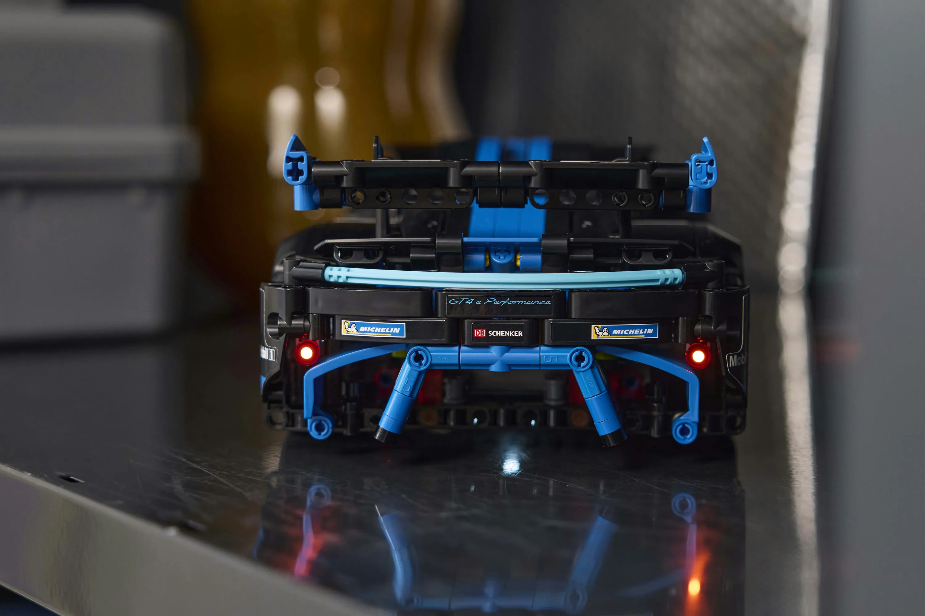 LEGO Technic Porsche GT4 e-Performance &ndash; kilpa-auto 42176