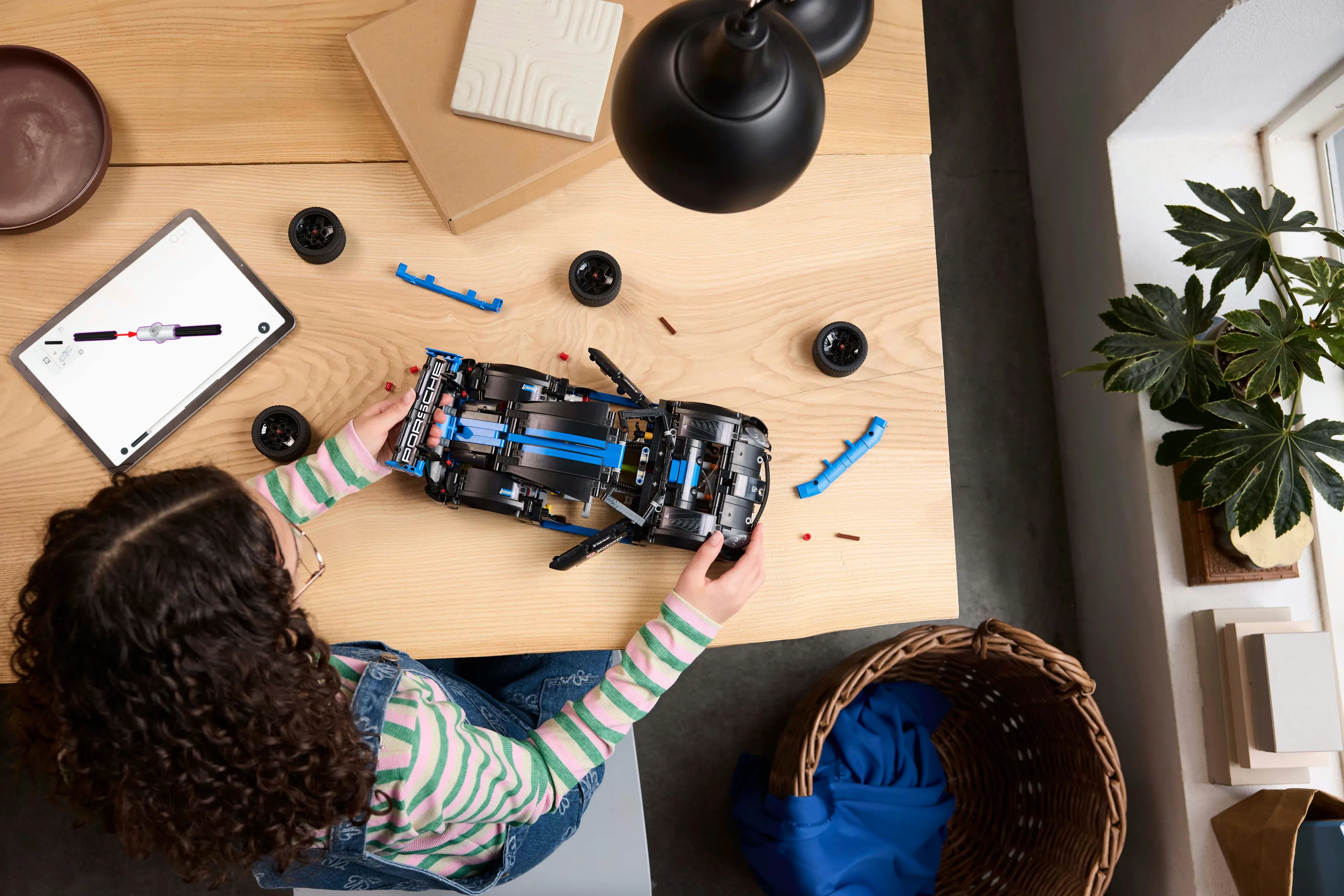 LEGO Technic Porsche GT4 e-Performance Racerbil 42176