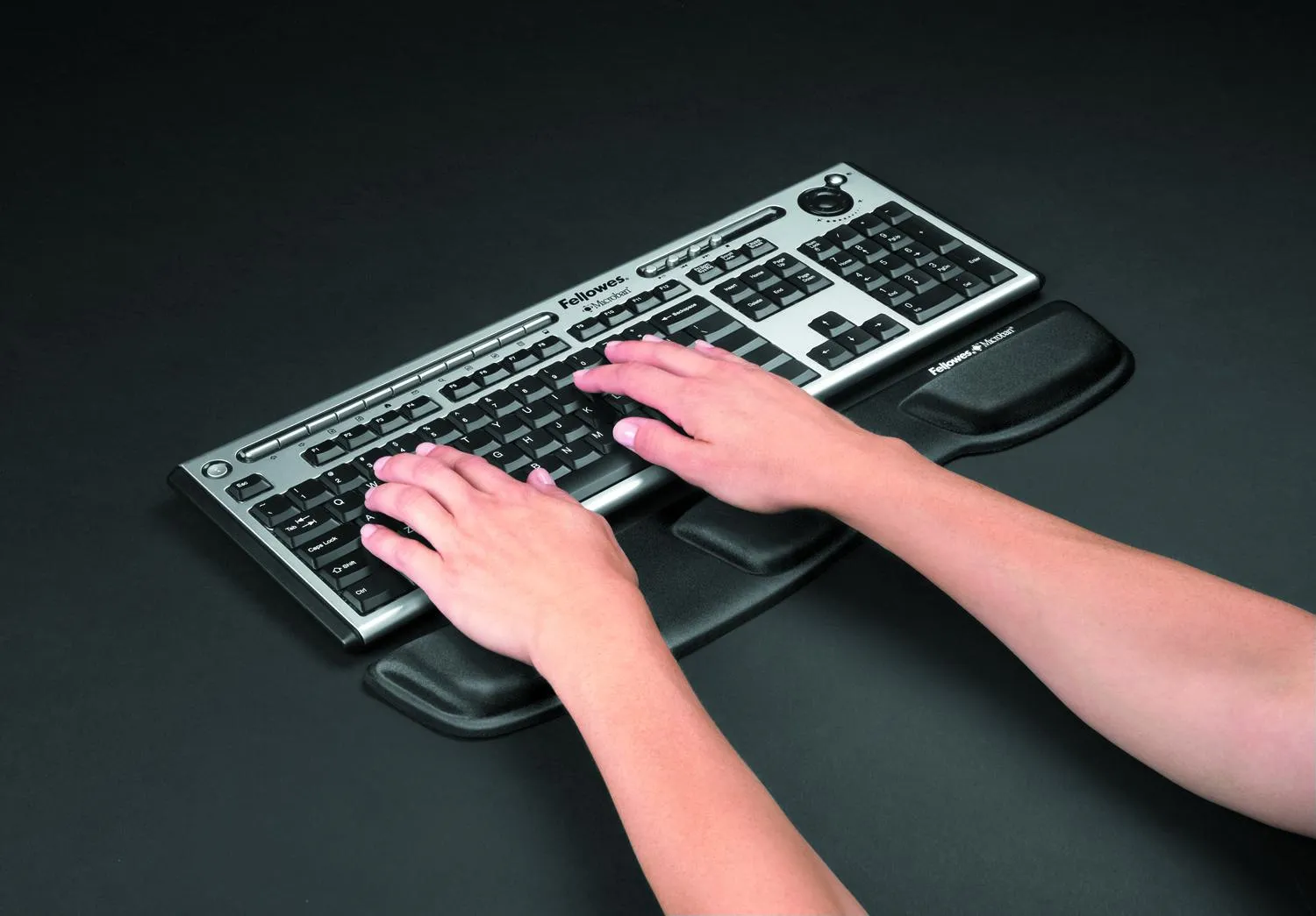 FELLOWES FABRIK KEYBOARD PALM SUPPORT- BLACK