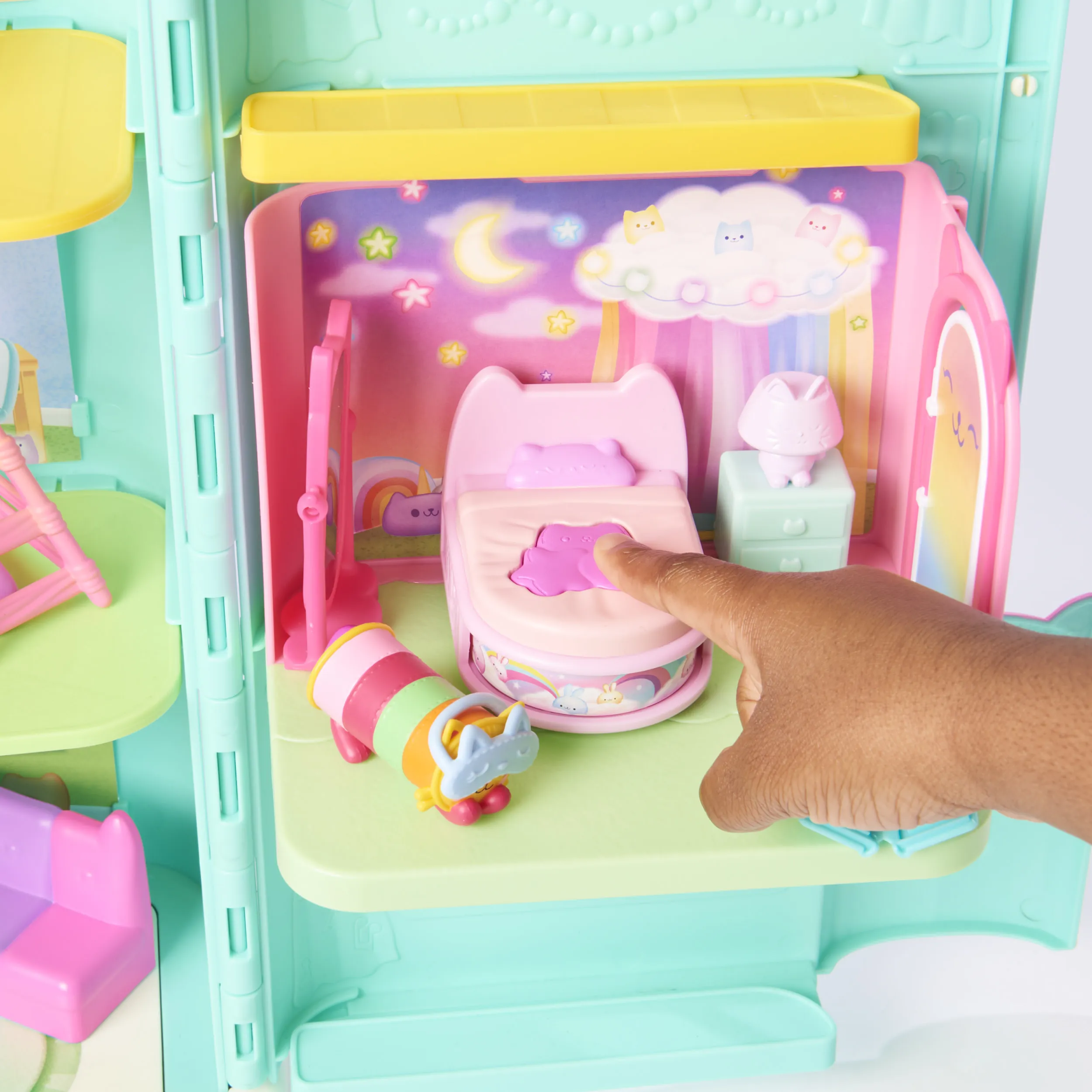 Spin Master Gabby's Dollhouse Deluxe Room Bedroom Toy Figure (with Cuddly Cat Pillow Cat Figure)
