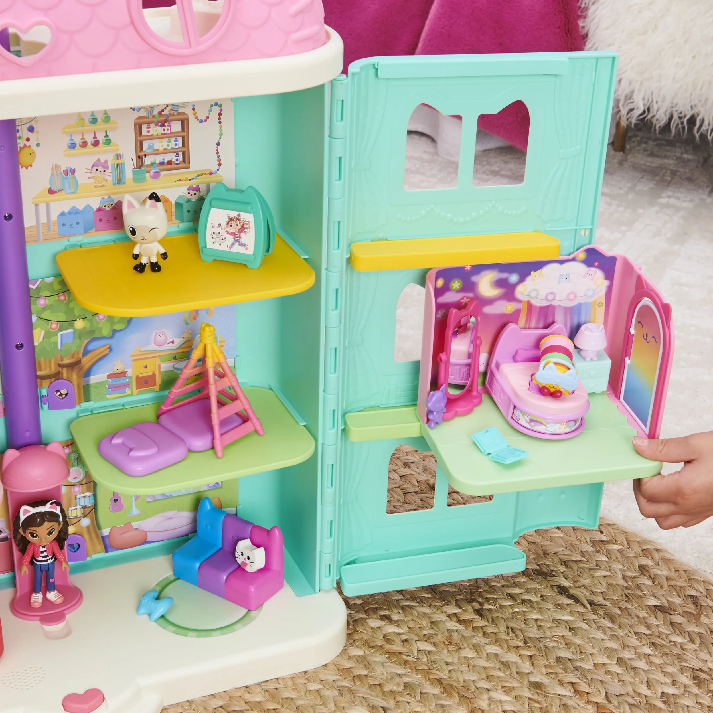 Spin Master Gabby's Dollhouse Deluxe Room Bedroom Toy Figure (with Cuddly Cat Pillow Cat Figure)