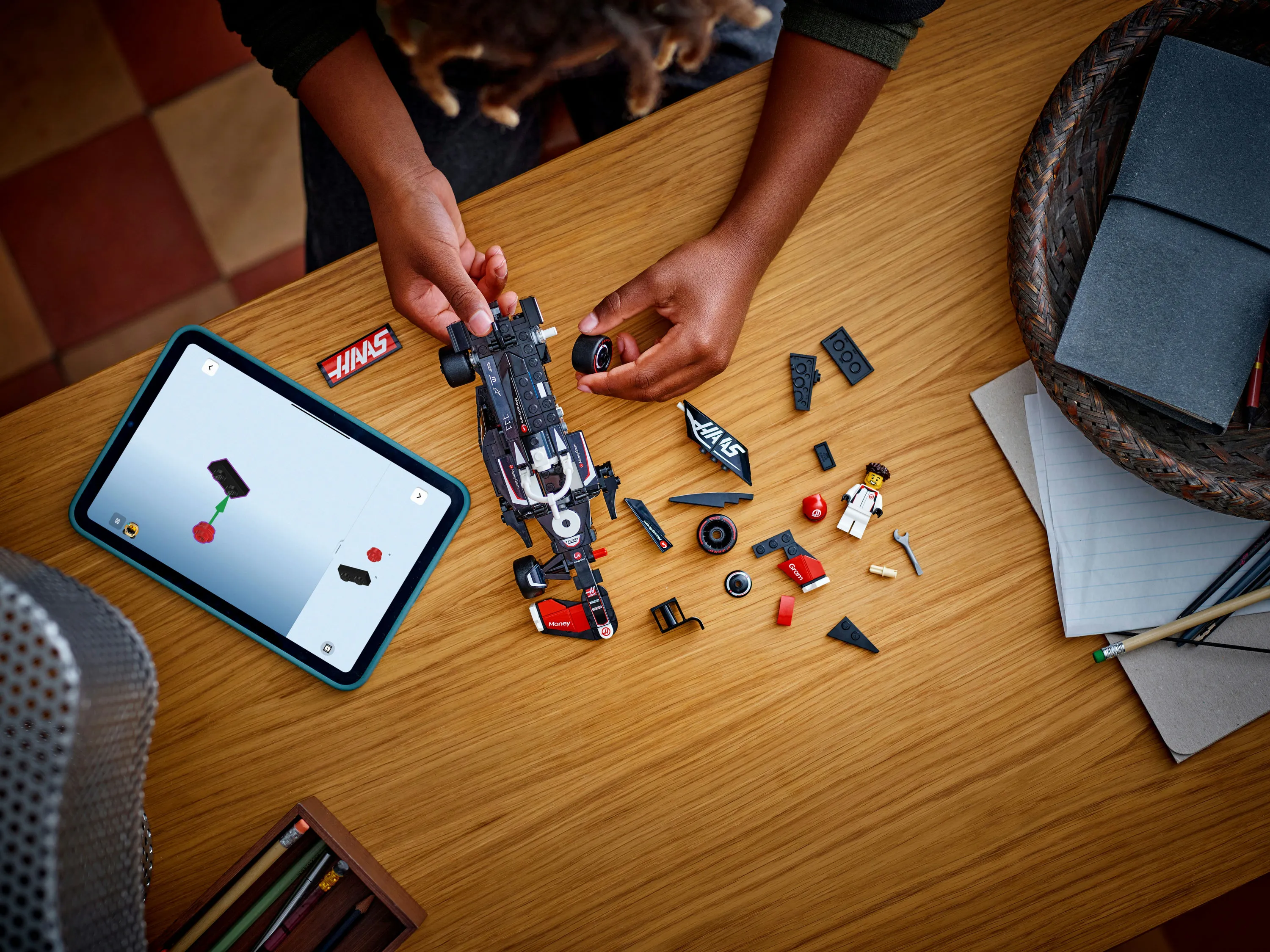 LEGO Speed Champions MoneyGram Haas F1 Team VF-24 Racerbil 77250