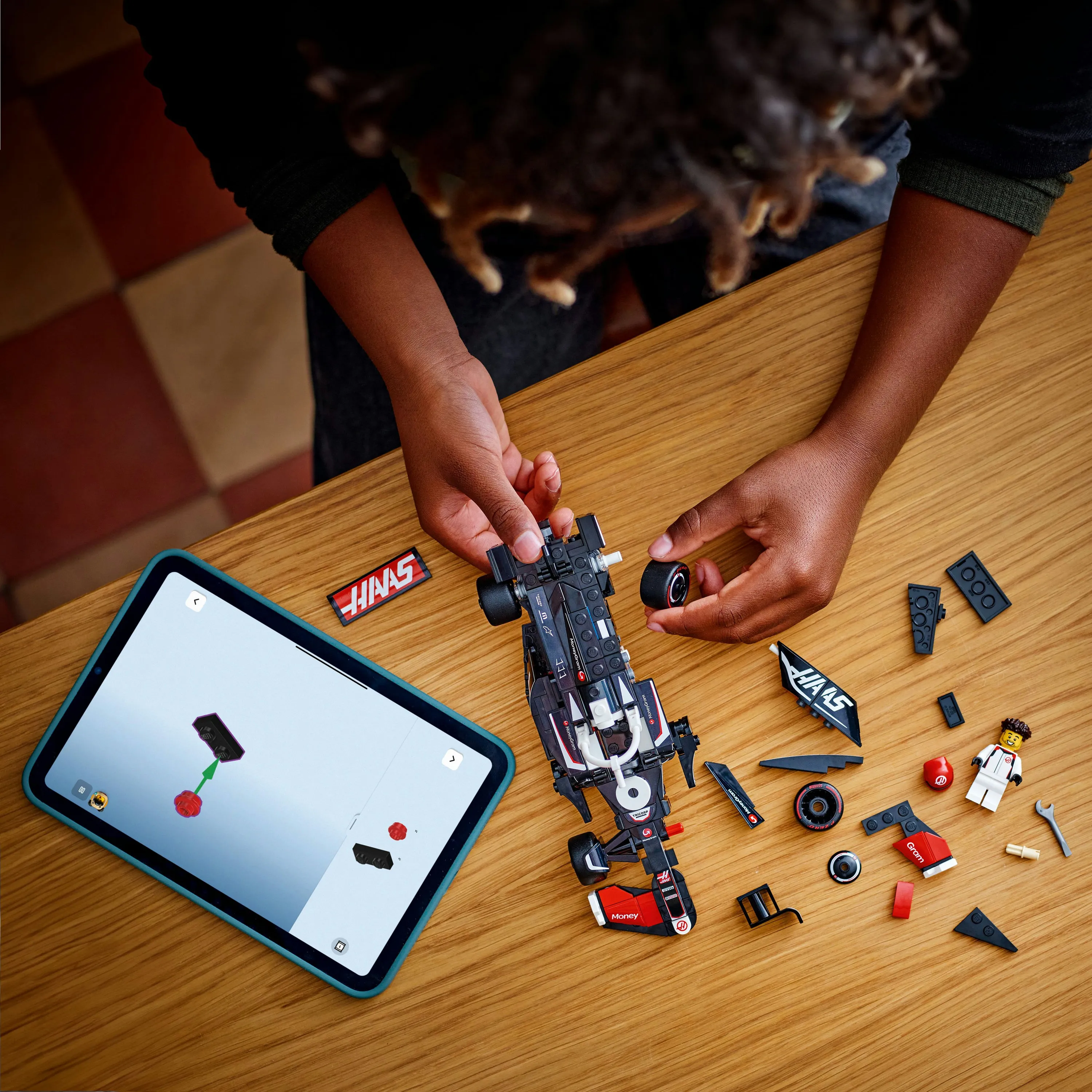 LEGO Speed Champions MoneyGram Haas F1 Team VF-24 Racerbil 77250