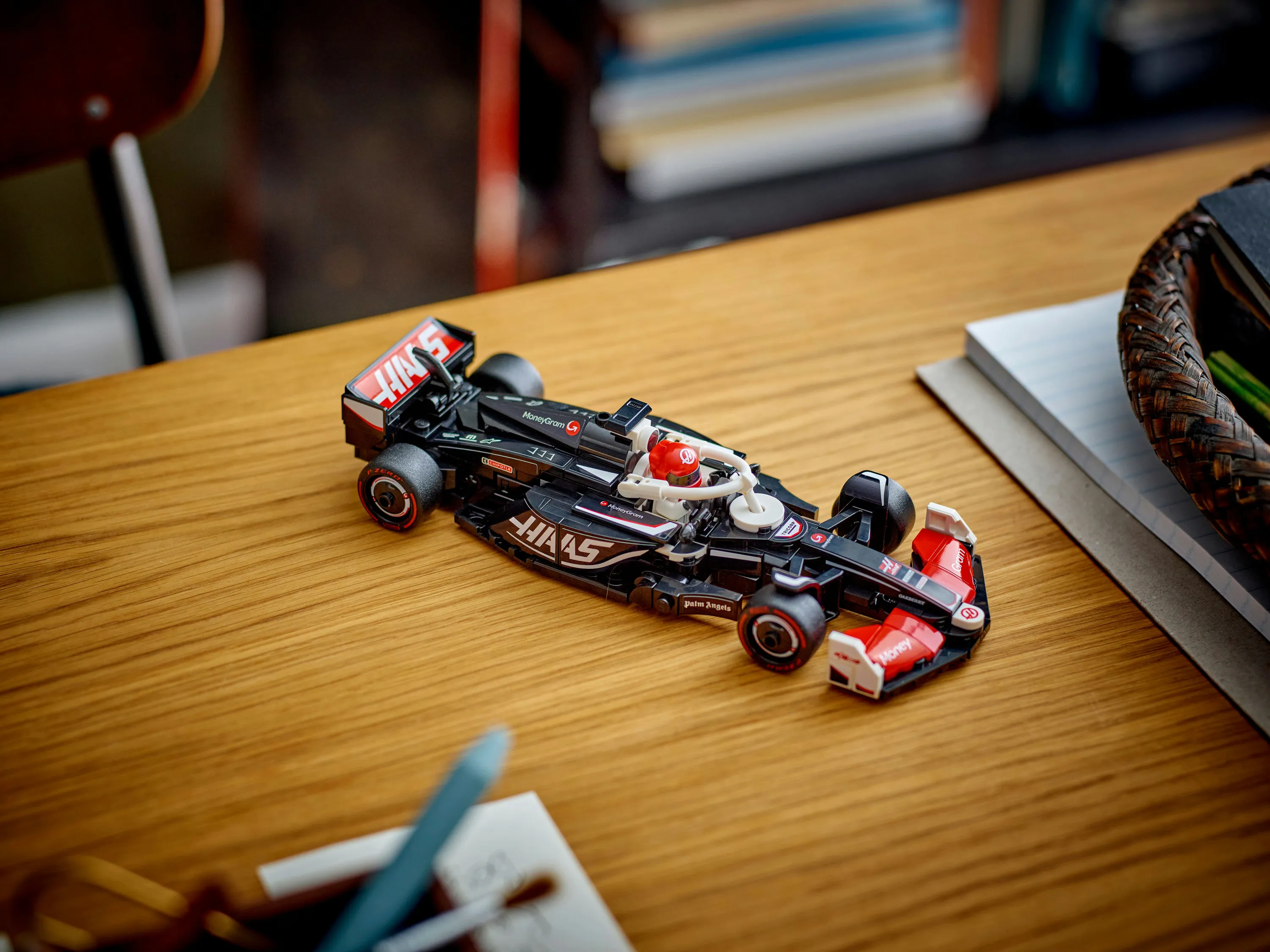 LEGO Speed Champions MoneyGram Haas F1 Team VF-24 Racerbil 77250