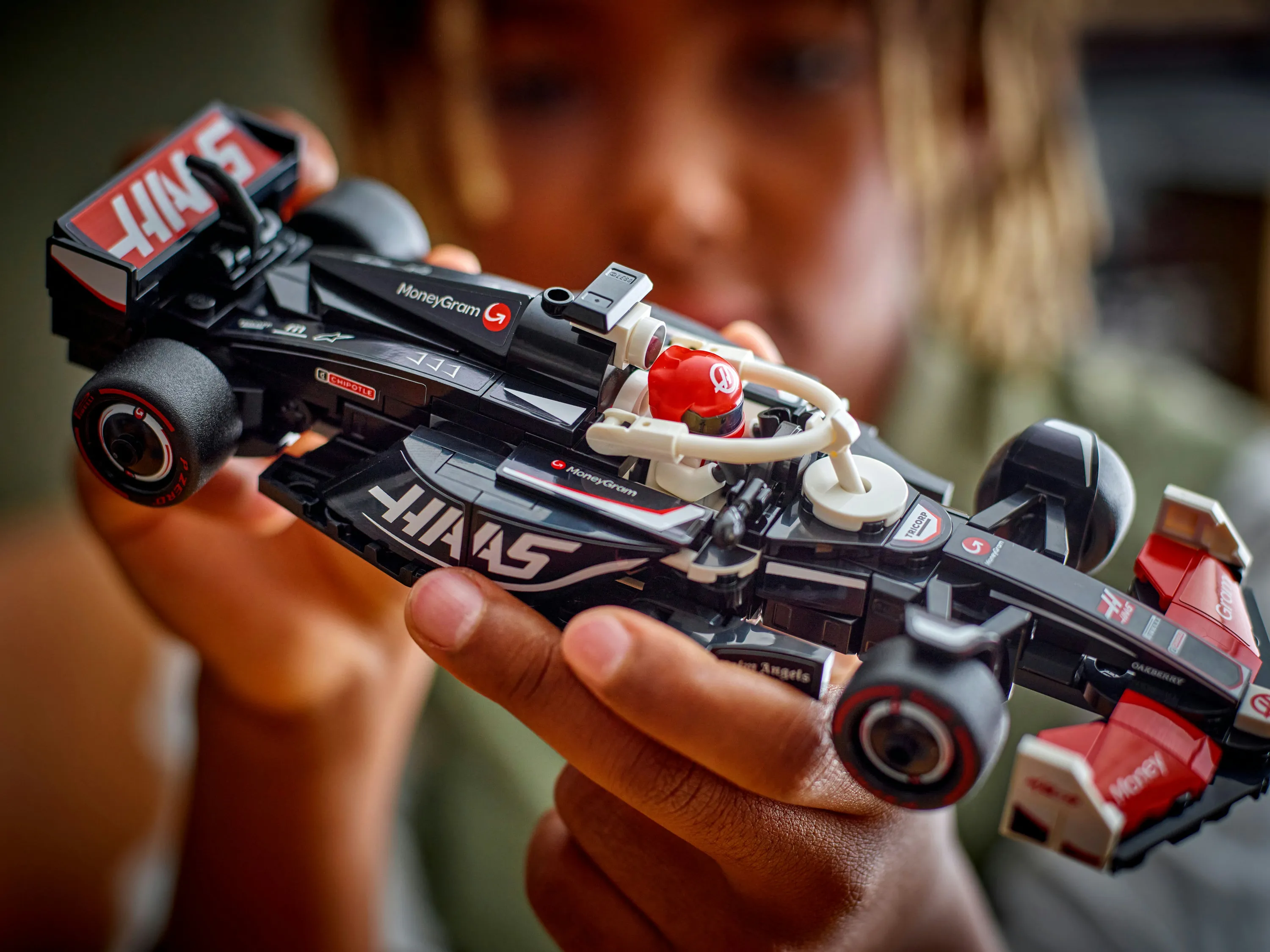 LEGO Speed Champions MoneyGram Haas F1 Team VF-24 Racerbil 77250