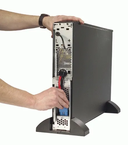 APC Smart-UPS XL Modular 1500VA 230V 2U Rackmount/Tower Line-Interactive Serial/USB/Ethernet. Varak&auml;yntiaika t&auml;ydell&auml; kuormalla 11 min ja 50% kuormalla 28 min.