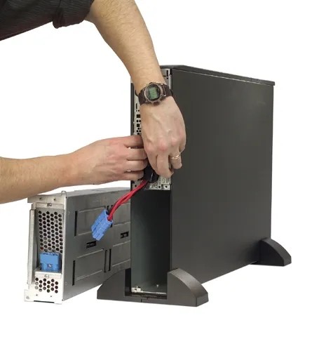 APC Smart-UPS XL Modular 1500VA 230V 2U Rackmount/Tower Line-Interactive Serial/USB/Ethernet. Varak&auml;yntiaika t&auml;ydell&auml; kuormalla 11 min ja 50% kuormalla 28 min.