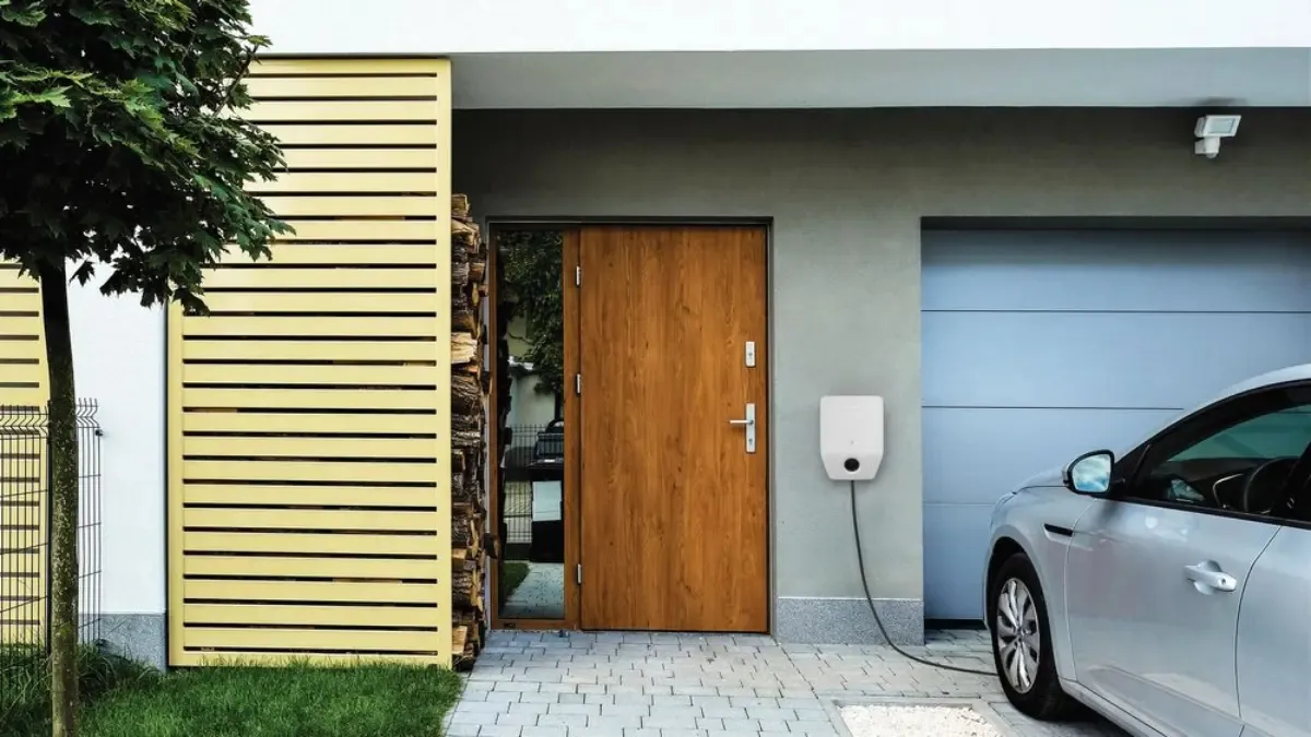 Bosch Wallbox Solar Max 11 kW 3-phase Electric Vehicle Charging Station, White, 7.5 m