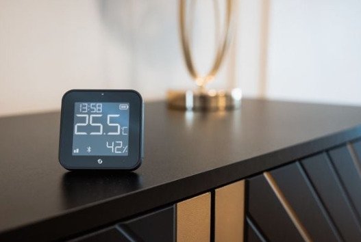 Shelly BLU HT Display ZB - sensor with display that shows temperature, humidity, light levels, and time, Black