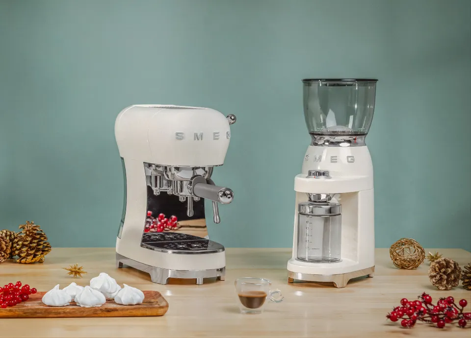 Smeg 50's Style ECF02CREU -espressokeitin, Kerman v&auml;ri
