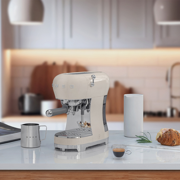 Smeg 50's Style ECF02CREU -espressokeitin, Kerman v&auml;ri