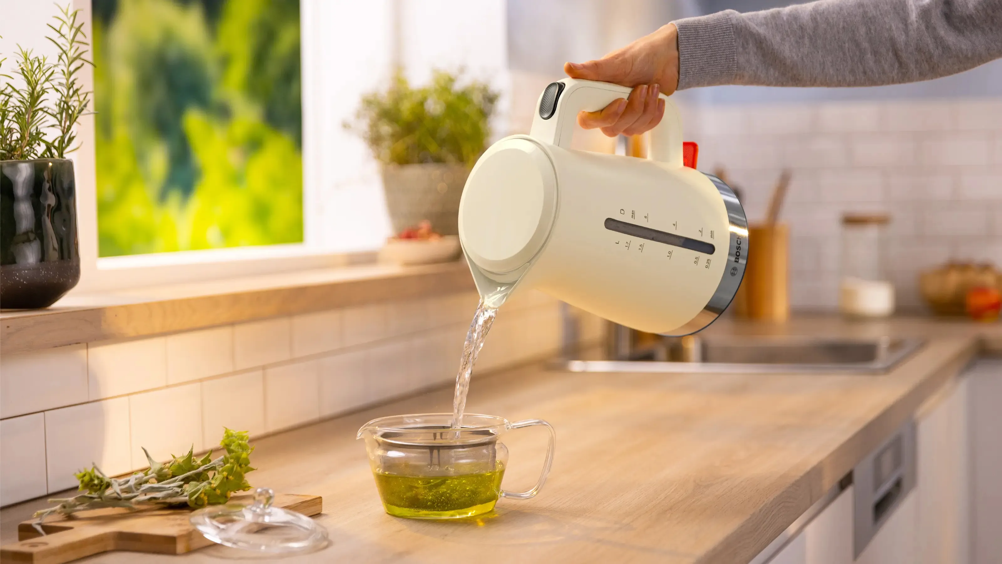 Bosch MyMoment TWK4M227 kettle, 1.7L, 2400W, Cream