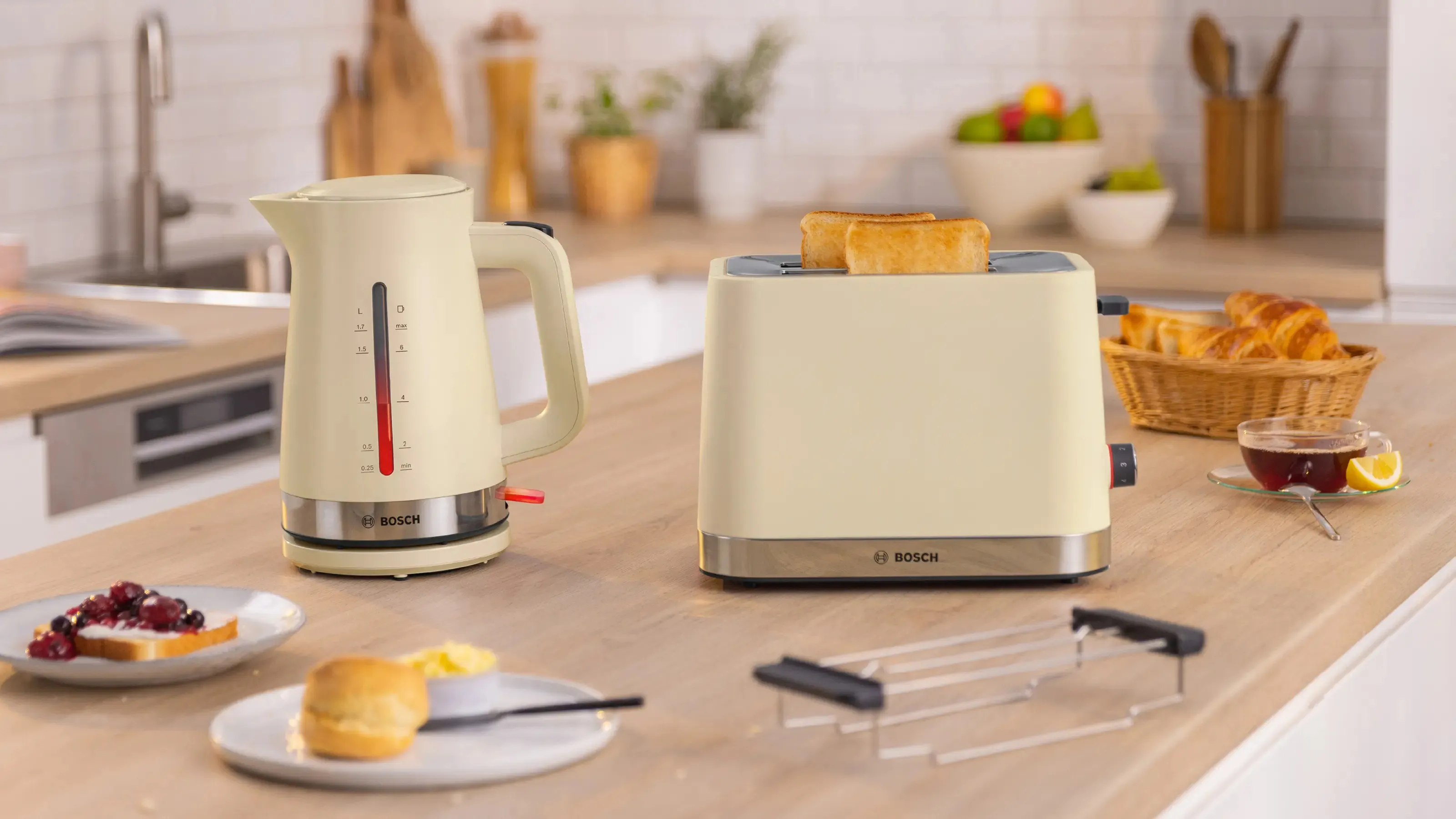 Bosch MyMoment TWK4M227 kettle, 1.7L, 2400W, Cream