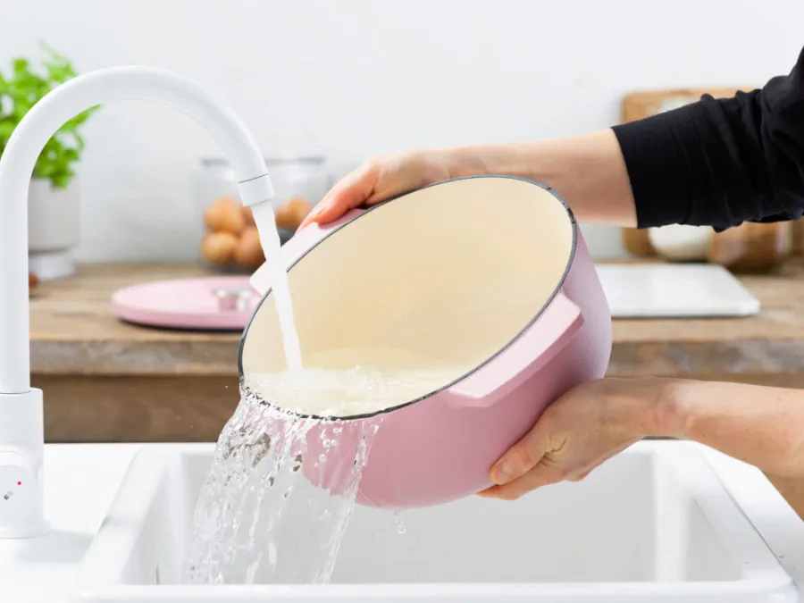 KitchenAid gjutj&auml;rnsgryta 26 centimeter rosa