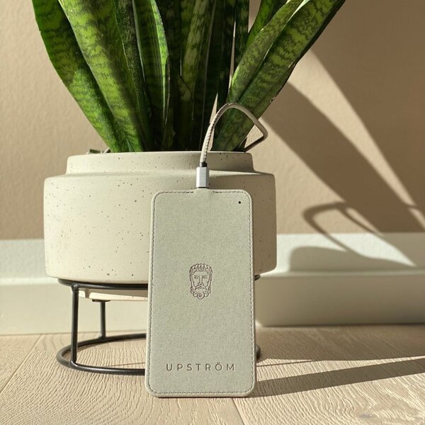 UPSTR&Ouml;M L&Auml;DER - Fast wireless charging in a sleek danish design